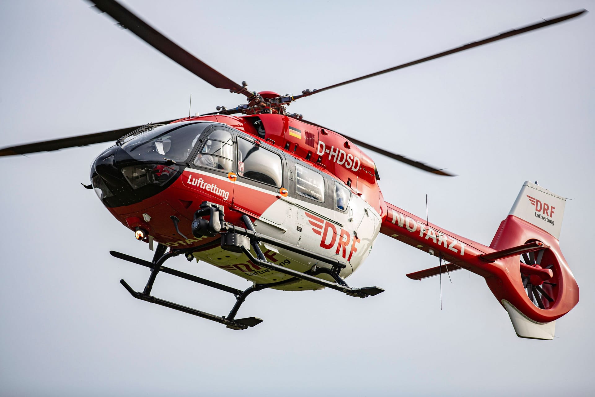 Ein Rettungshubschrauber im Einsatz (Archivbild): Die Frau zog sich bei dem Sturz einen Bruch des Oberschenkelhalses zu.