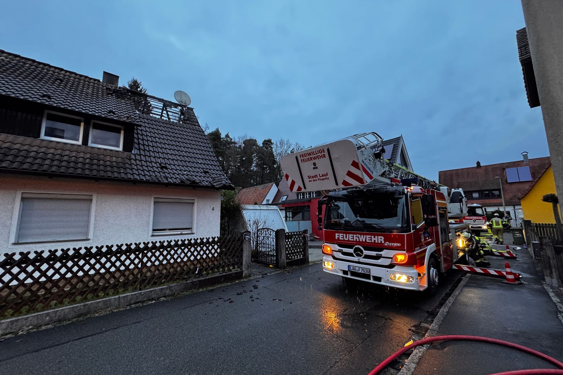 Das betroffene Wohnhaus in Rückersdorf: Teile des Dachstuhls sind ausgebrannt.