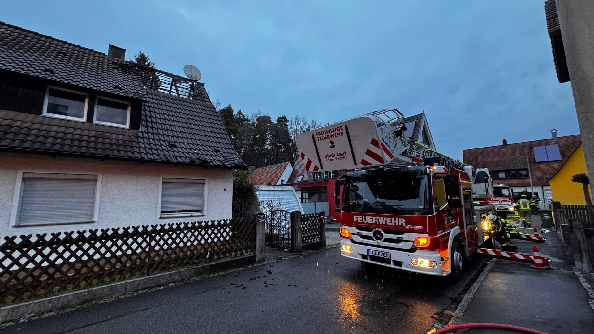 Das betroffene Wohnhaus in Rückersdorf: Teile des Dachstuhls sind ausgebrannt.