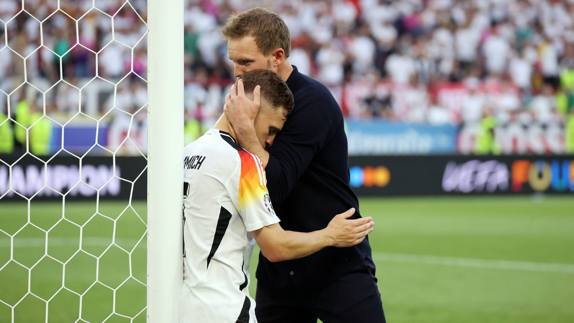 Nagelsmann tröstet seinen Kapitän Joshua Kimmich nach dem bitteren EM-Aus gegen Spanien.