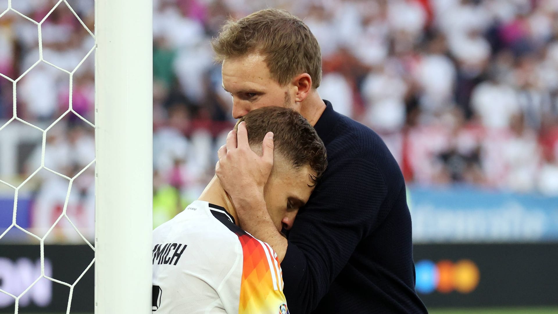 Nagelsmann tröstet seinen Kapitän Joshua Kimmich nach dem bitteren EM-Aus gegen Spanien.