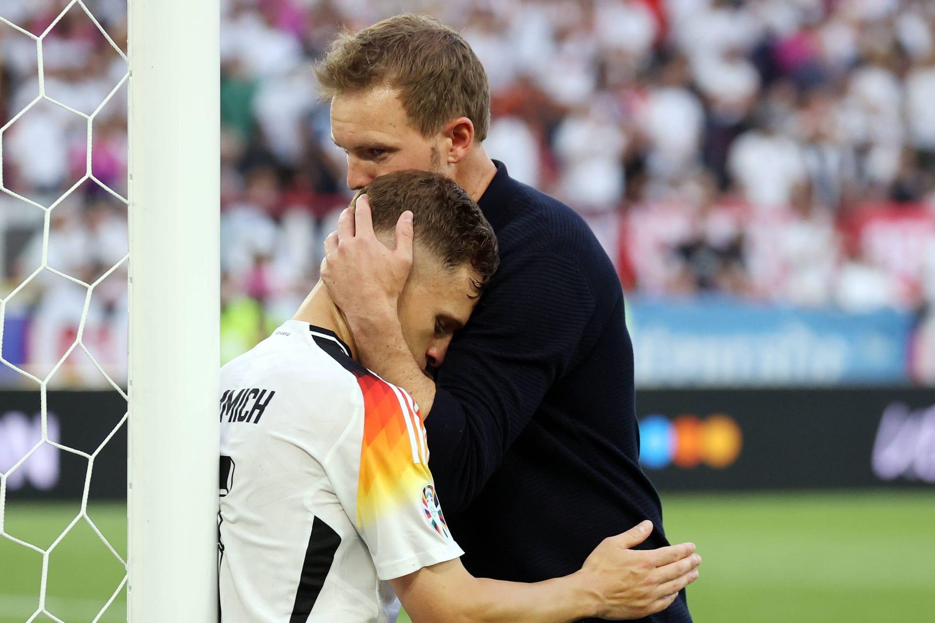 Nagelsmann tröstet seinen Kapitän Joshua Kimmich nach dem bitteren EM-Aus gegen Spanien.