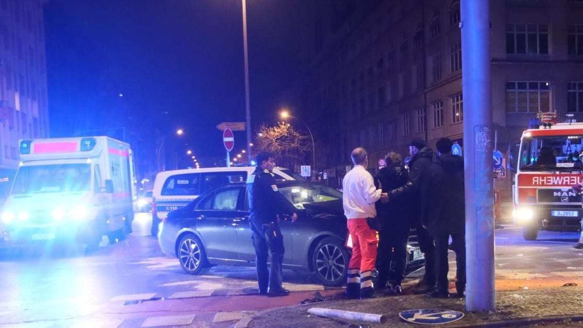 Bei einem Verkehrsunfall in Schöneburg wurden in der Nacht zu Freitag vier Personen verletzt, zwei davon schwer.