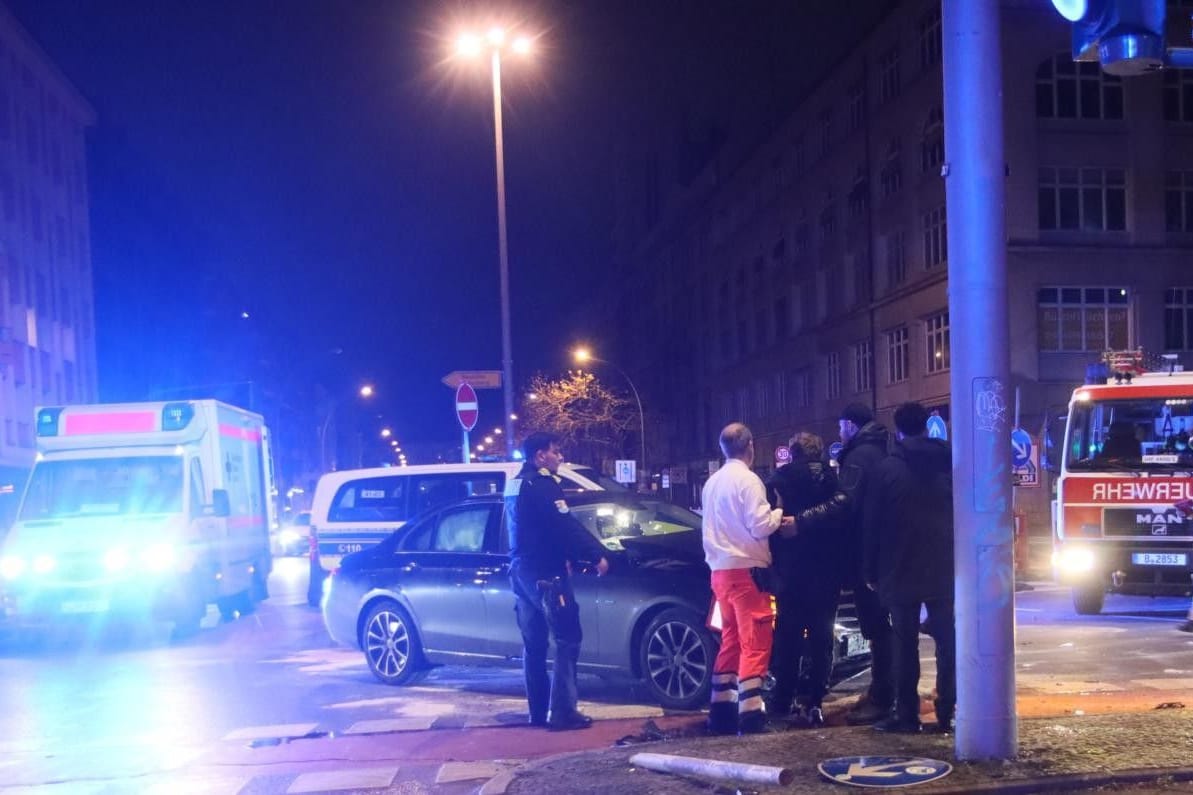 Bei einem Verkehrsunfall in Schöneburg wurden in der Nacht zu Freitag vier Personen verletzt, zwei davon schwer.