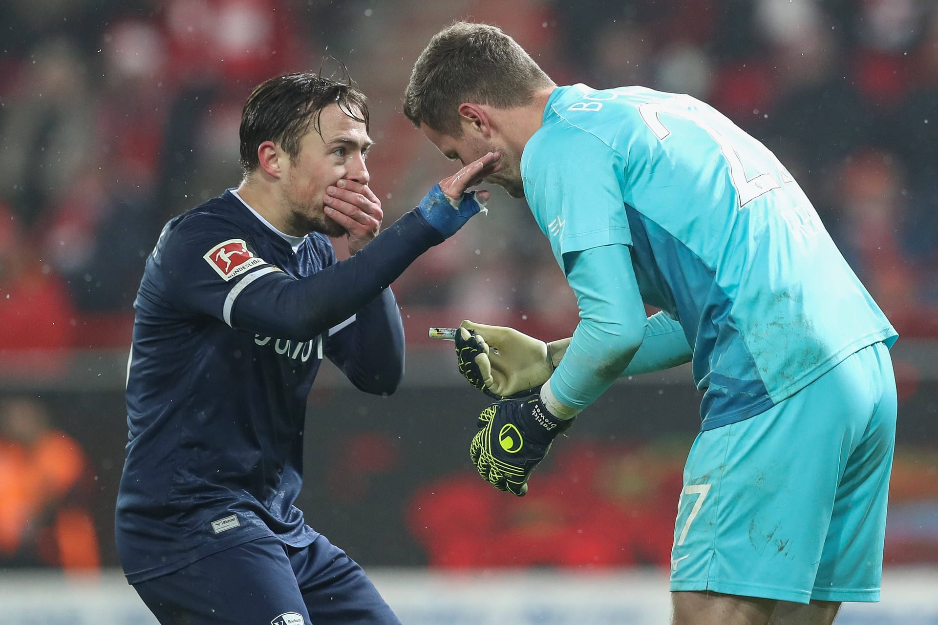 Felix Passlack (l.) eilt Patrick Drewes zu Hilfe: Die Partie in Berlin musste rund 25 Minuten unterbrochen werden.