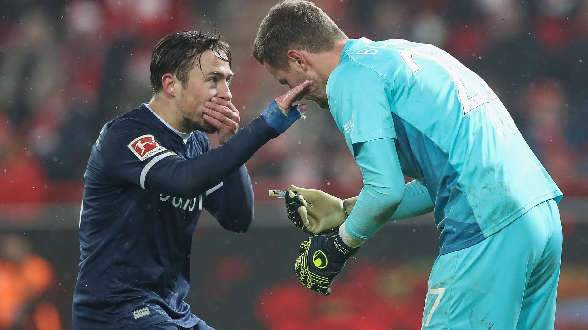 Felix Passlack (l.) eilt Patrick Drewes zu Hilfe: Die Partie in Berlin musste rund 25 Minuten unterbrochen werden.