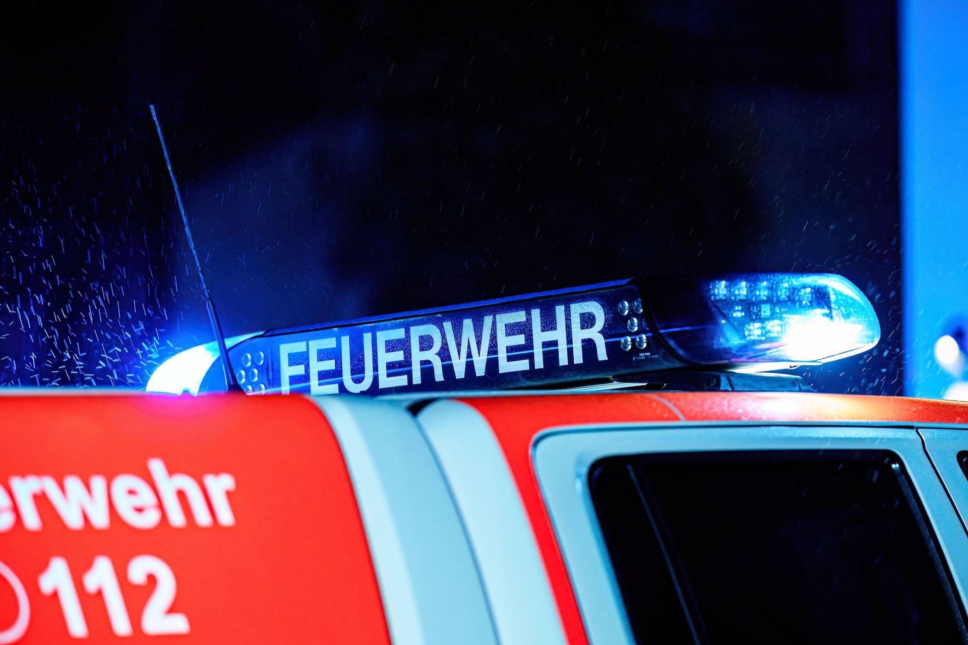 Schriftzug Feuerwehr auf Feuerwehrauto mit Blaulicht (Symbolbild): Die Werkfeuerwehr von Tesla durfte vergangene Woche nicht bei einem Unfall auf der A10 eingreifen, bei dem ein Mensch ums Leben kam. Das wirft nun Fragen auf.