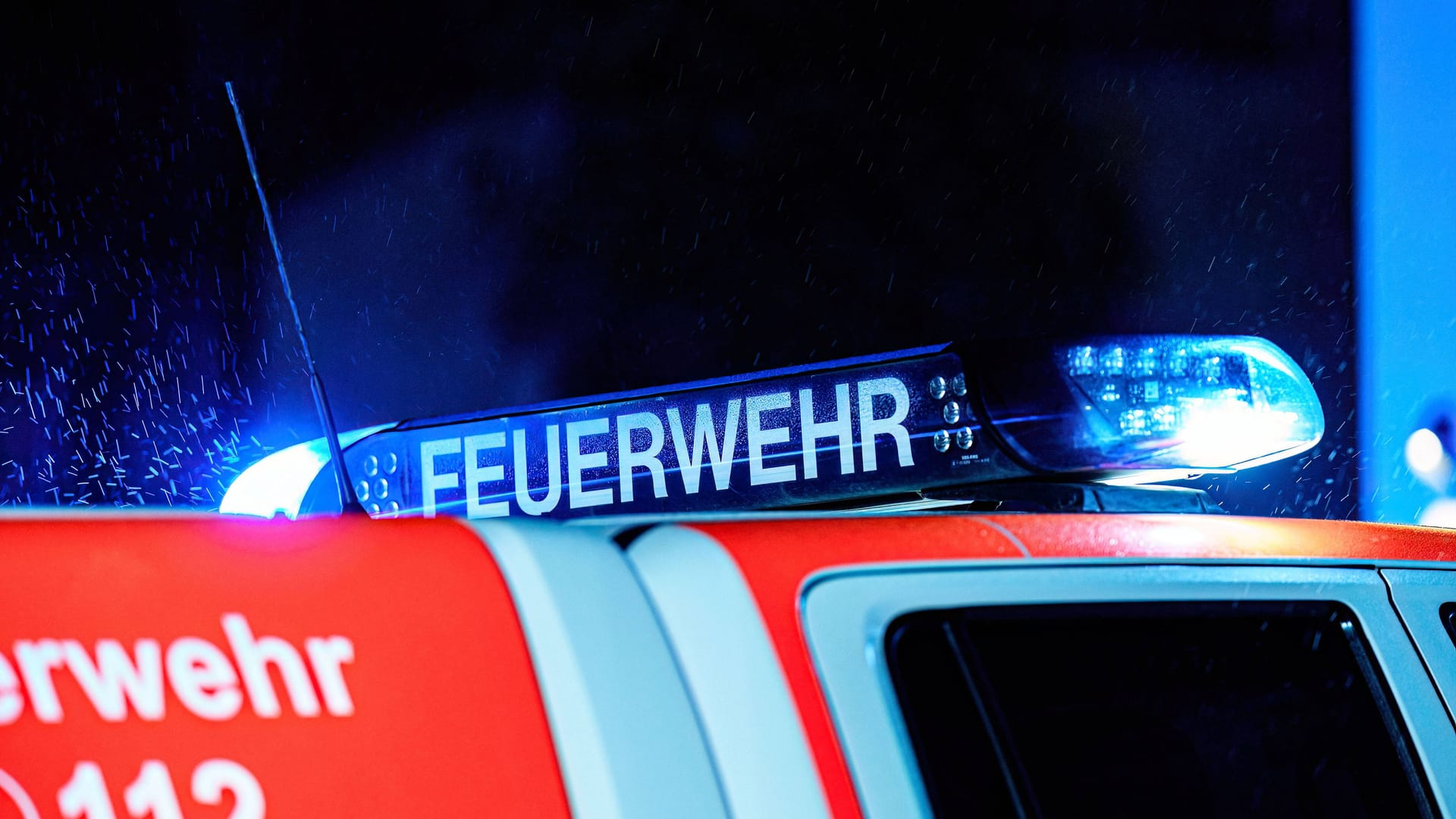 Schriftzug Feuerwehr auf Feuerwehrauto mit Blaulicht (Symbolbild): Die Werkfeuerwehr von Tesla durfte vergangene Woche nicht bei einem Unfall auf der A10 eingreifen, bei dem ein Mensch ums Leben kam. Das wirft nun Fragen auf.