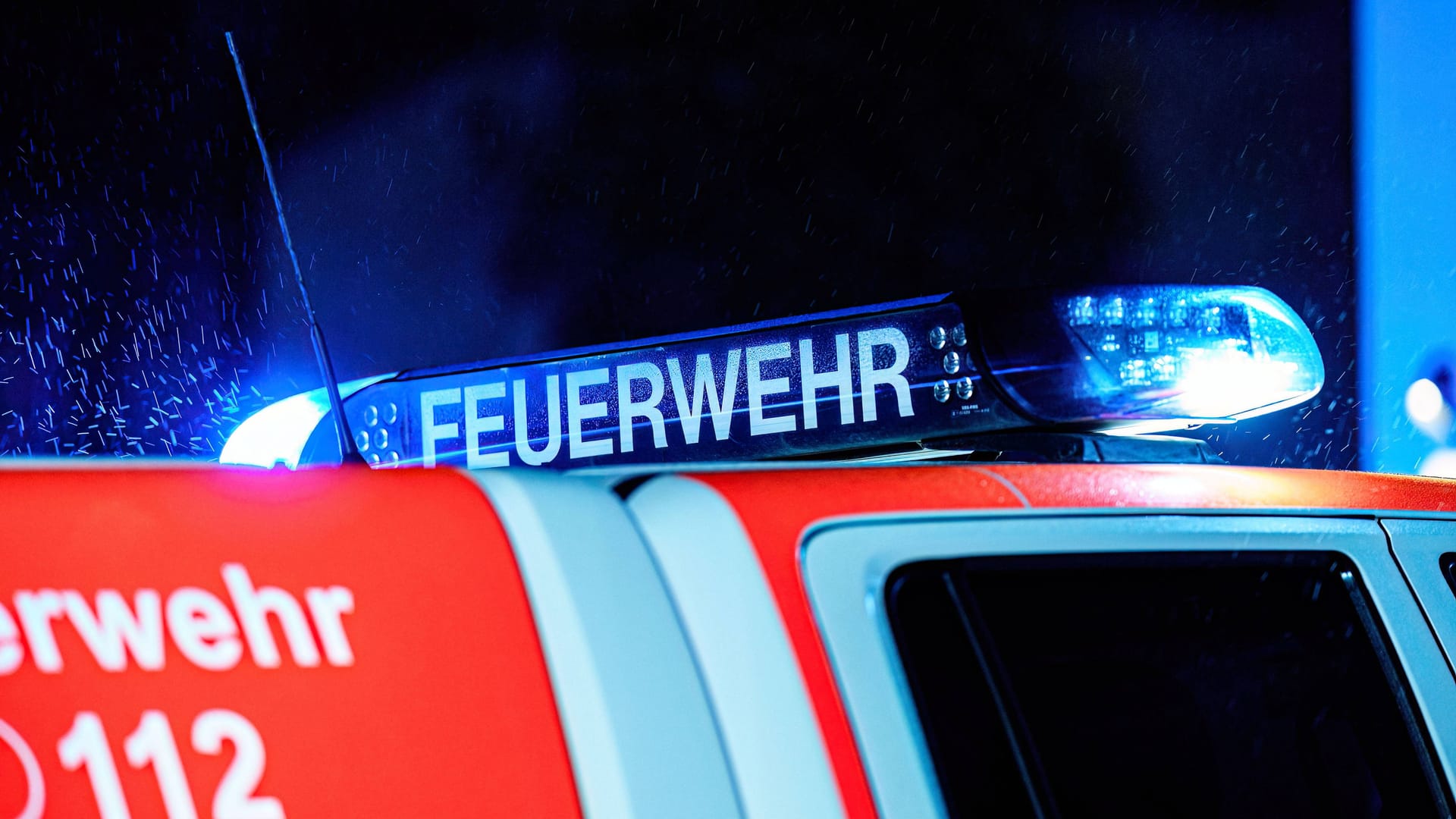 Schriftzug Feuerwehr auf Feuerwehrauto mit Blaulicht (Symbolbild): Die Werkfeuerwehr von Tesla durfte vergangene Woche nicht bei einem Unfall auf der A10 eingreifen, bei dem ein Mensch ums Leben kam. Das wirft nun Fragen auf.