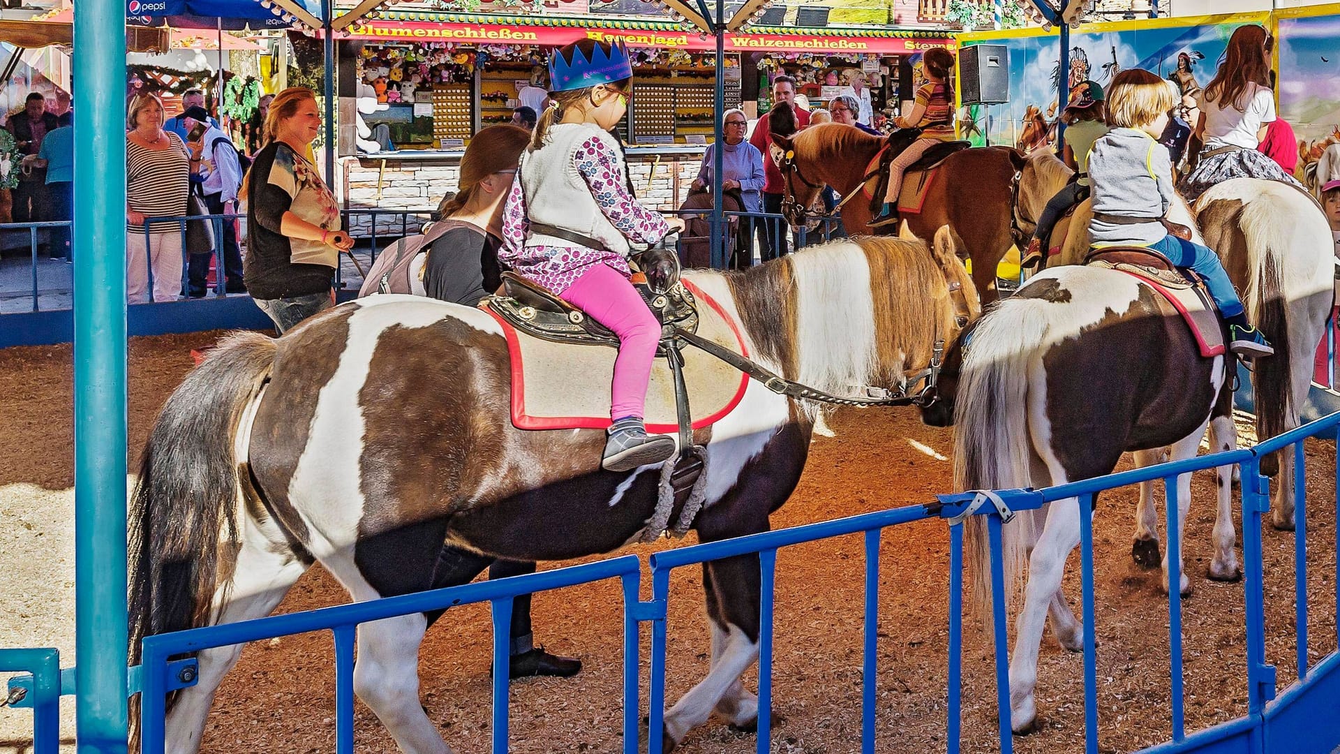 Kinder reiten auf einem Jahrmarkt auf Ponys (Symbolbild): In Hamburg ist das ab sofort auf dem Dom verboten.