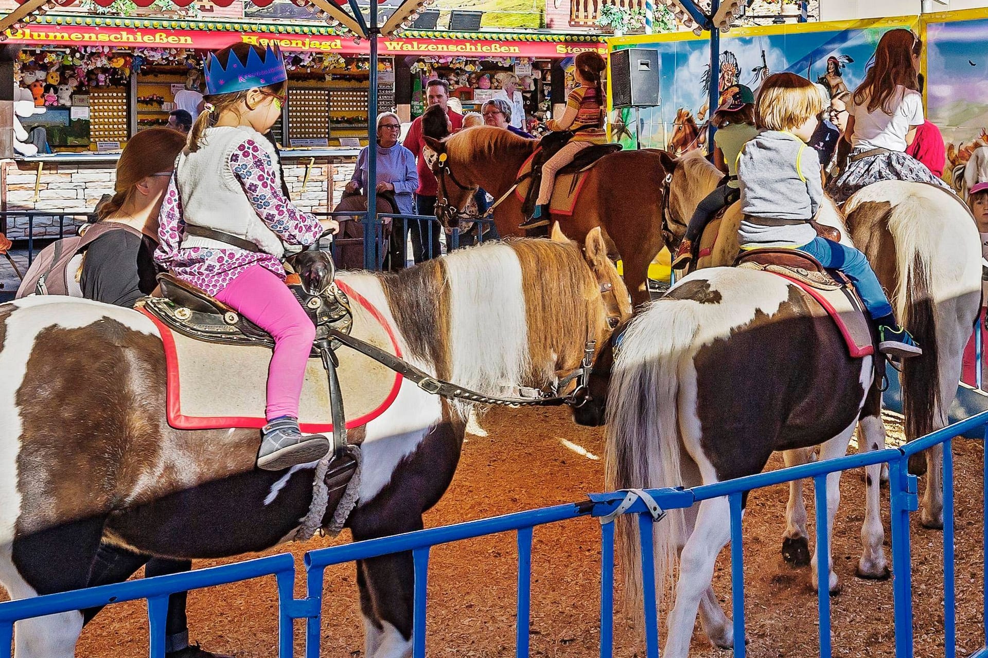 Kinder reiten auf einem Jahrmarkt auf Ponys (Symbolbild): In Hamburg ist das ab sofort auf dem Dom verboten.