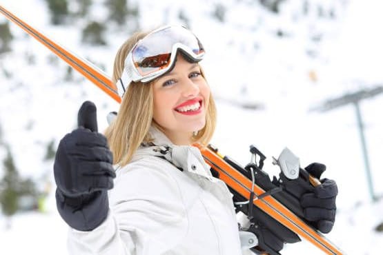 Daumen hoch, wenn Sie unverletzt bleiben: Beim Skifahren ist das Risiko für Stürze hoch.