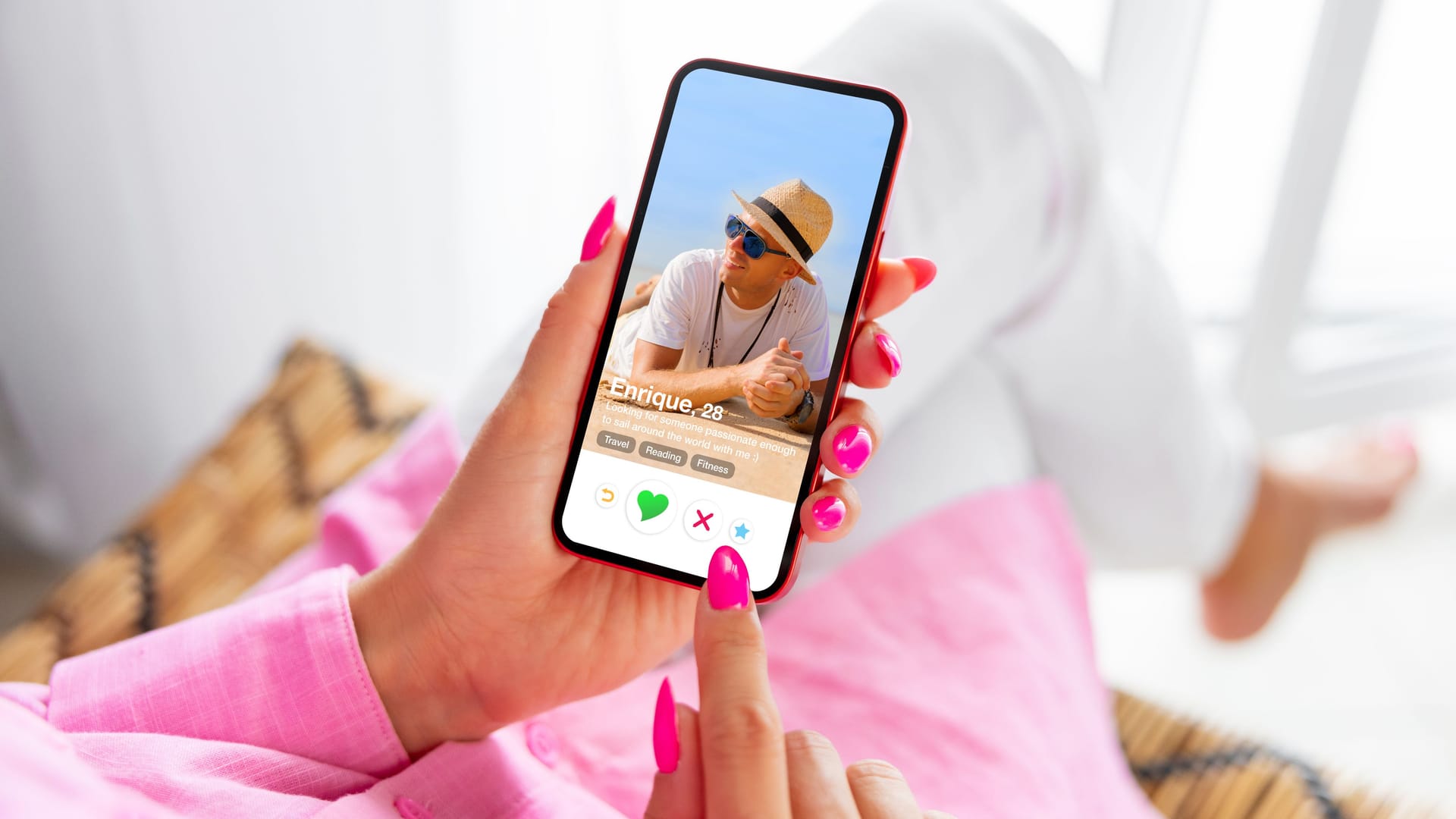 Eine Online-Dating-App (Symbolbild): Expertin Anja Wermann rät Singles, sich bei der Partnersuche nicht nur auf Dating-Apps zu verlassen.