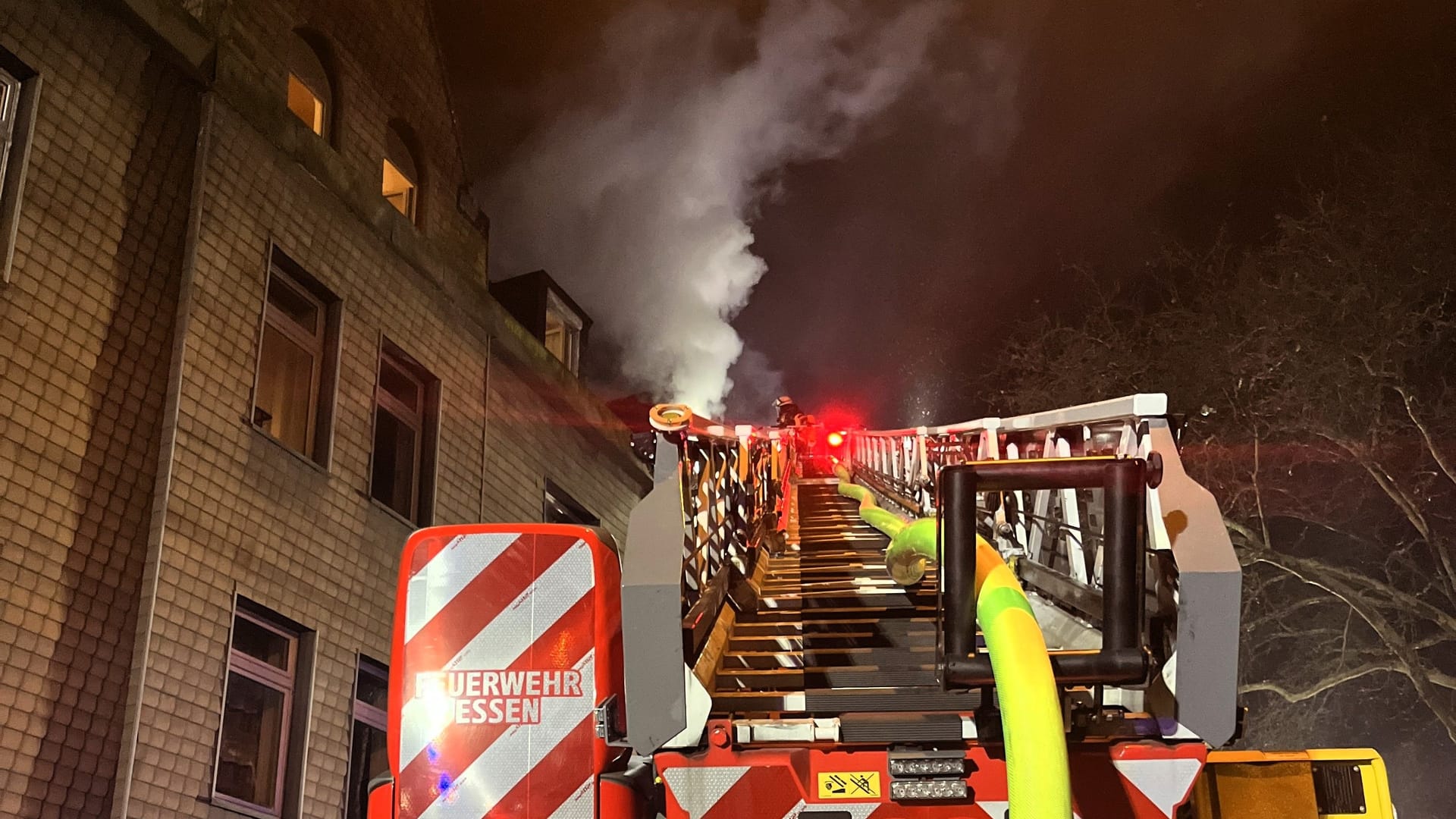 Rauch dringt aus dem Gebäude: Die Feuerwehr setzte auch eine Drehleiter ein.