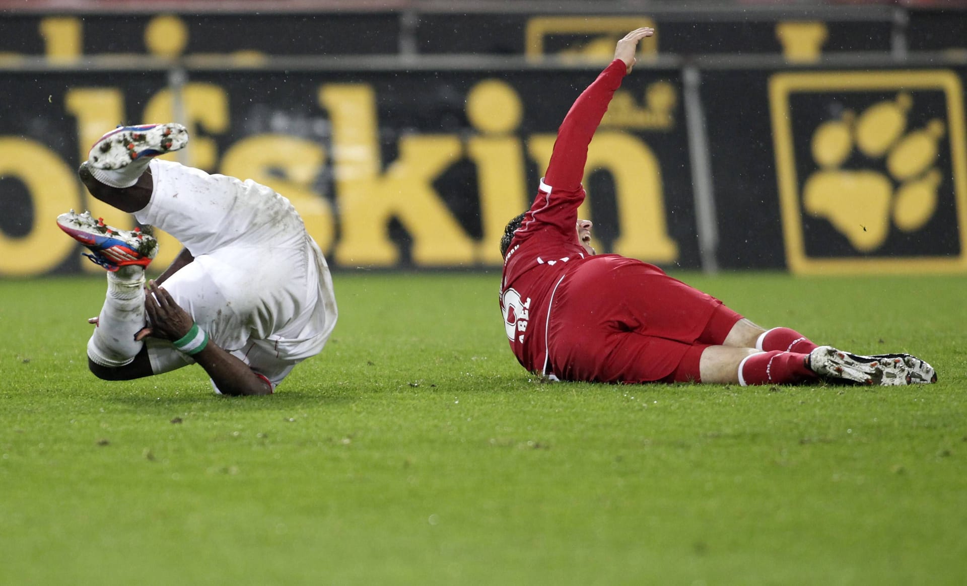 Verletzte Sportler im Kampf zwischen Köln und Kaiserslautern (Archivbild).