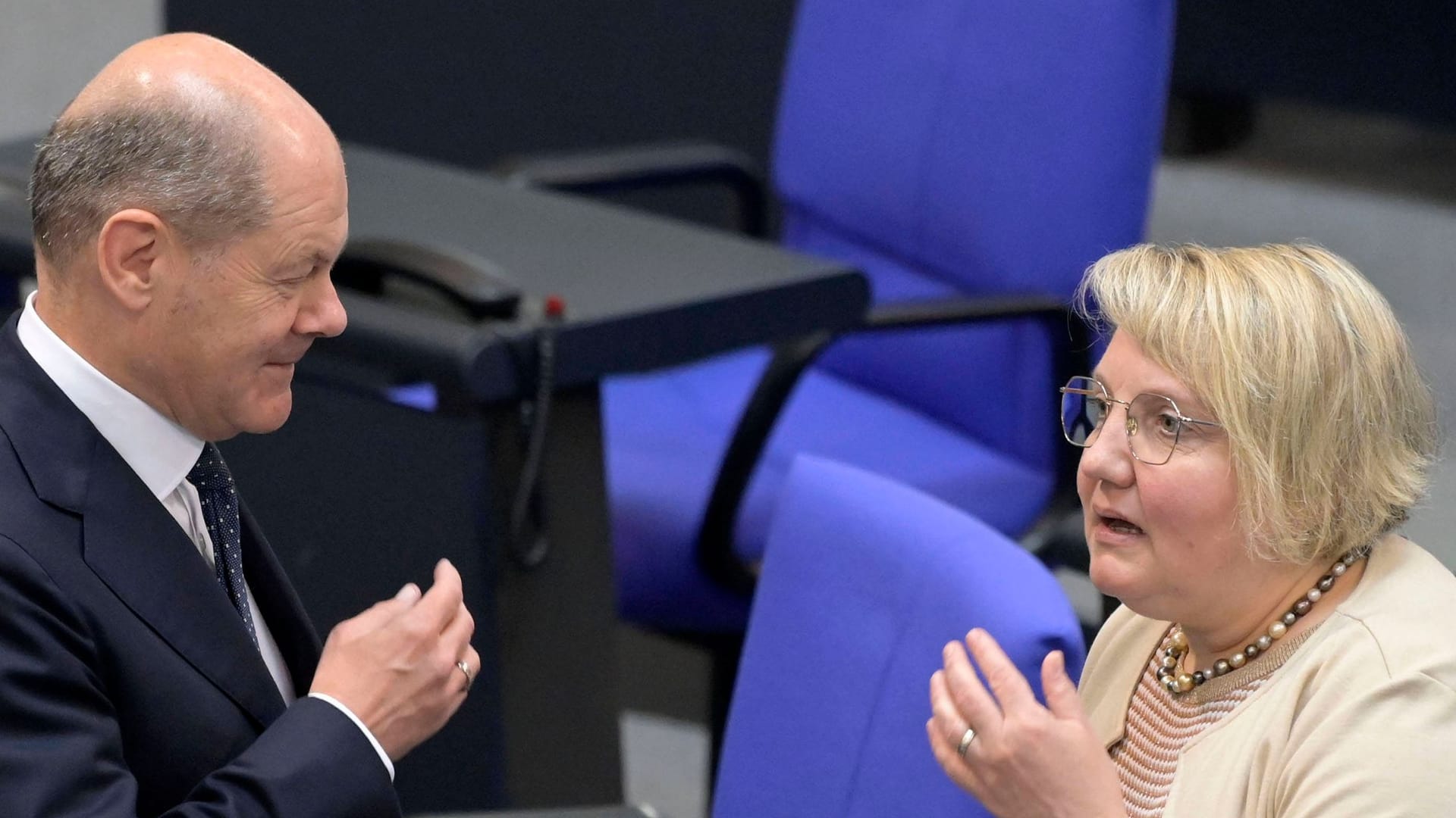 SPD-Fraktionsmanagerin Katja Mast mit Kanzler Scholz im Bundestag.