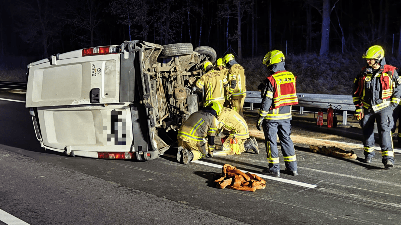 Verunglückter Transporter am Donnerstagabend in der Nähe des Schönefelder Kreuzes.