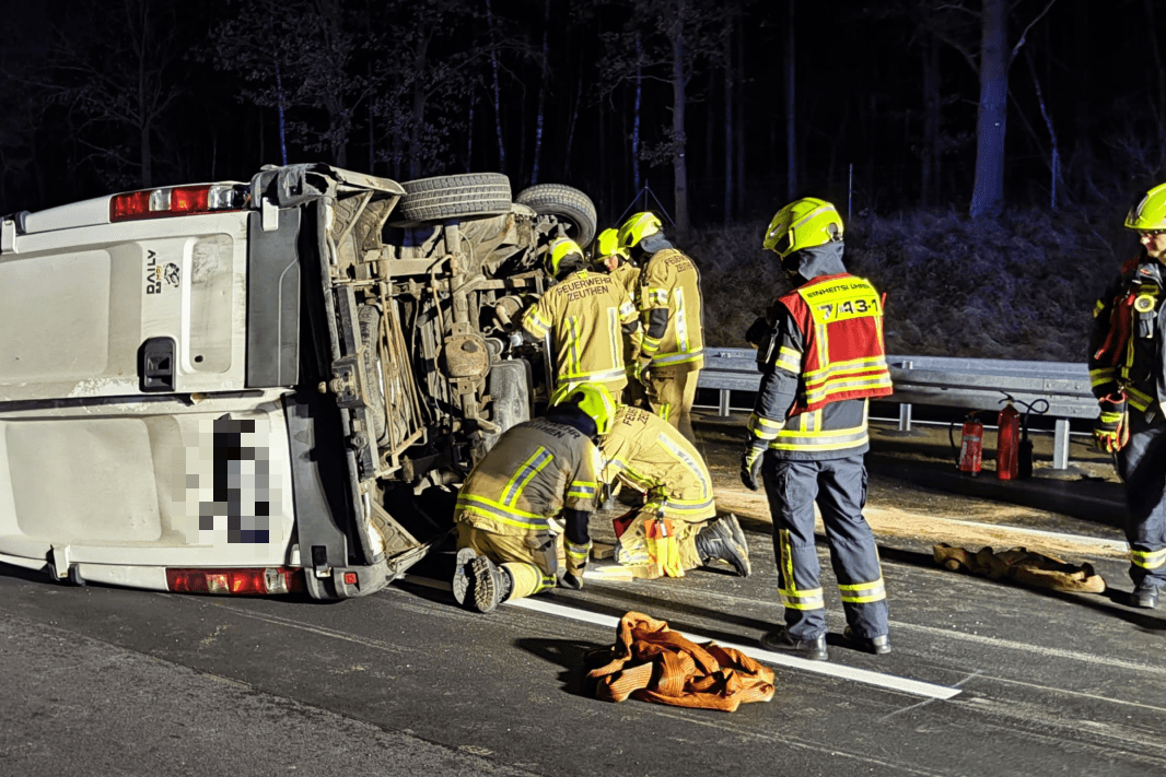 Verunglückter Transporter am Donnerstagabend in der Nähe des Schönefelder Kreuzes.