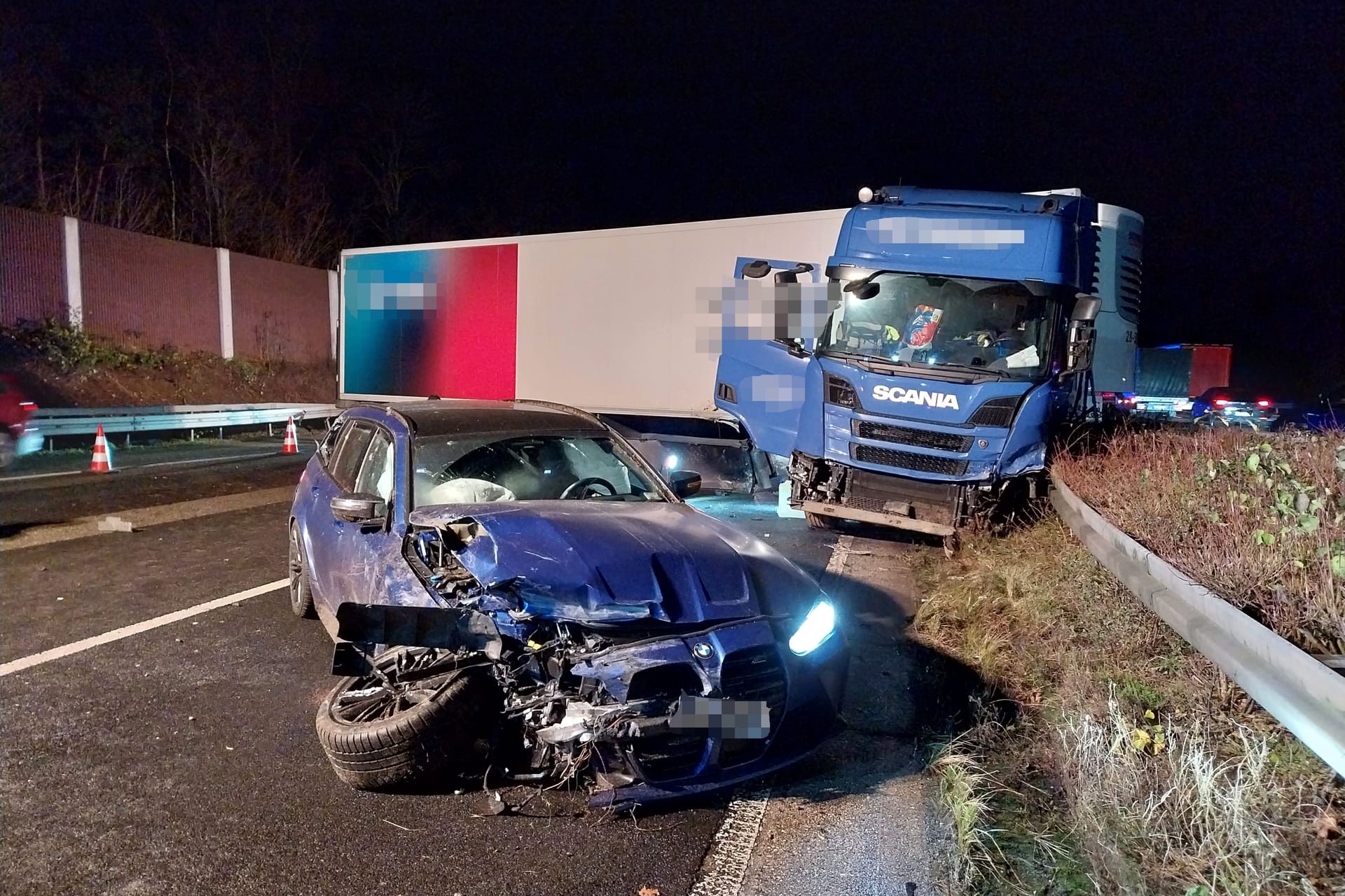 Nach einem schweren Unfall auf der A3 bei Lohmar ist die Autobahn in Richtung Köln voll gesperrt. Ein Lkw steht quer auf der Fahrbahn.