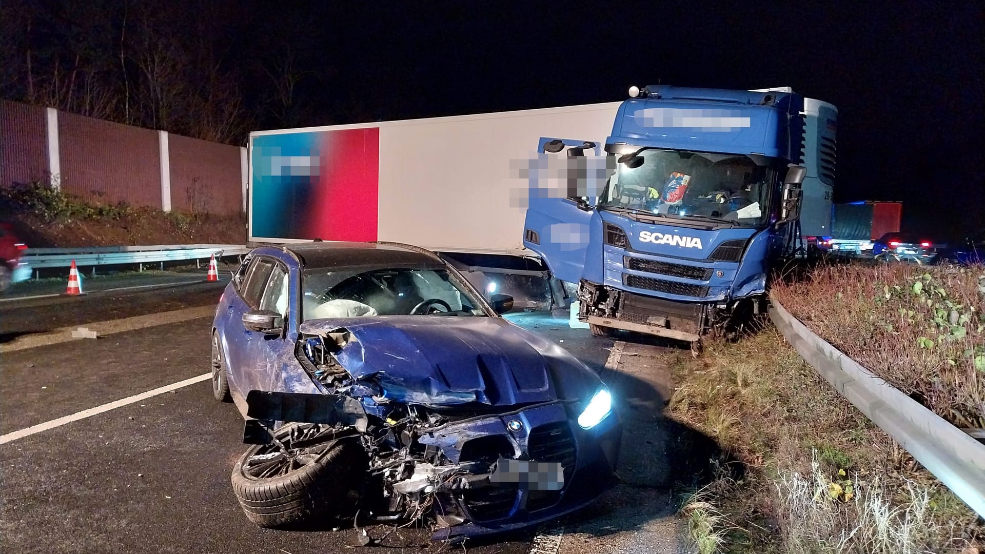 After a serious accident on the A3 near Lohmar, the Autobahn in the direction of Köln is fully closed. A truck is standing quer auf der Fahrbahn.