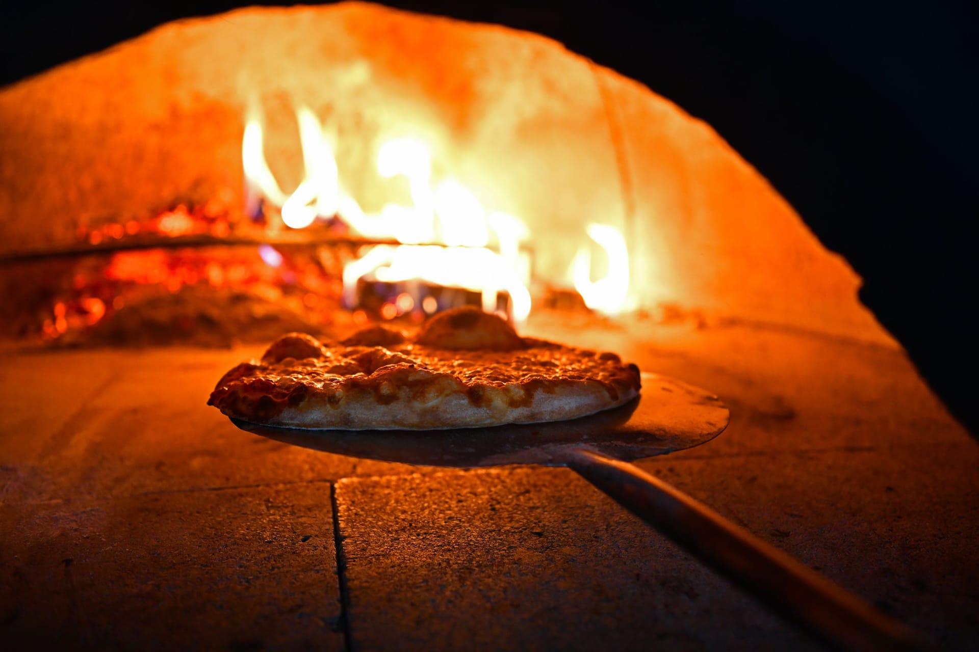 Pizza wird in einen Ofen geschoben. (Symbolfoto)