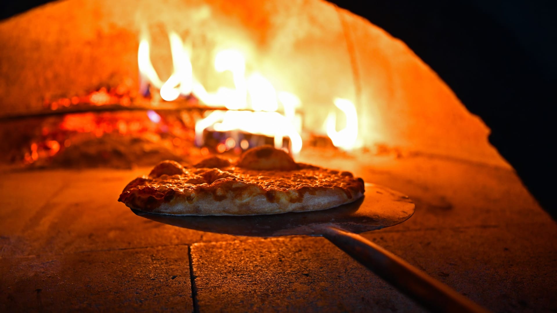 Pizza wird in einen Ofen geschoben. (Symbolfoto)