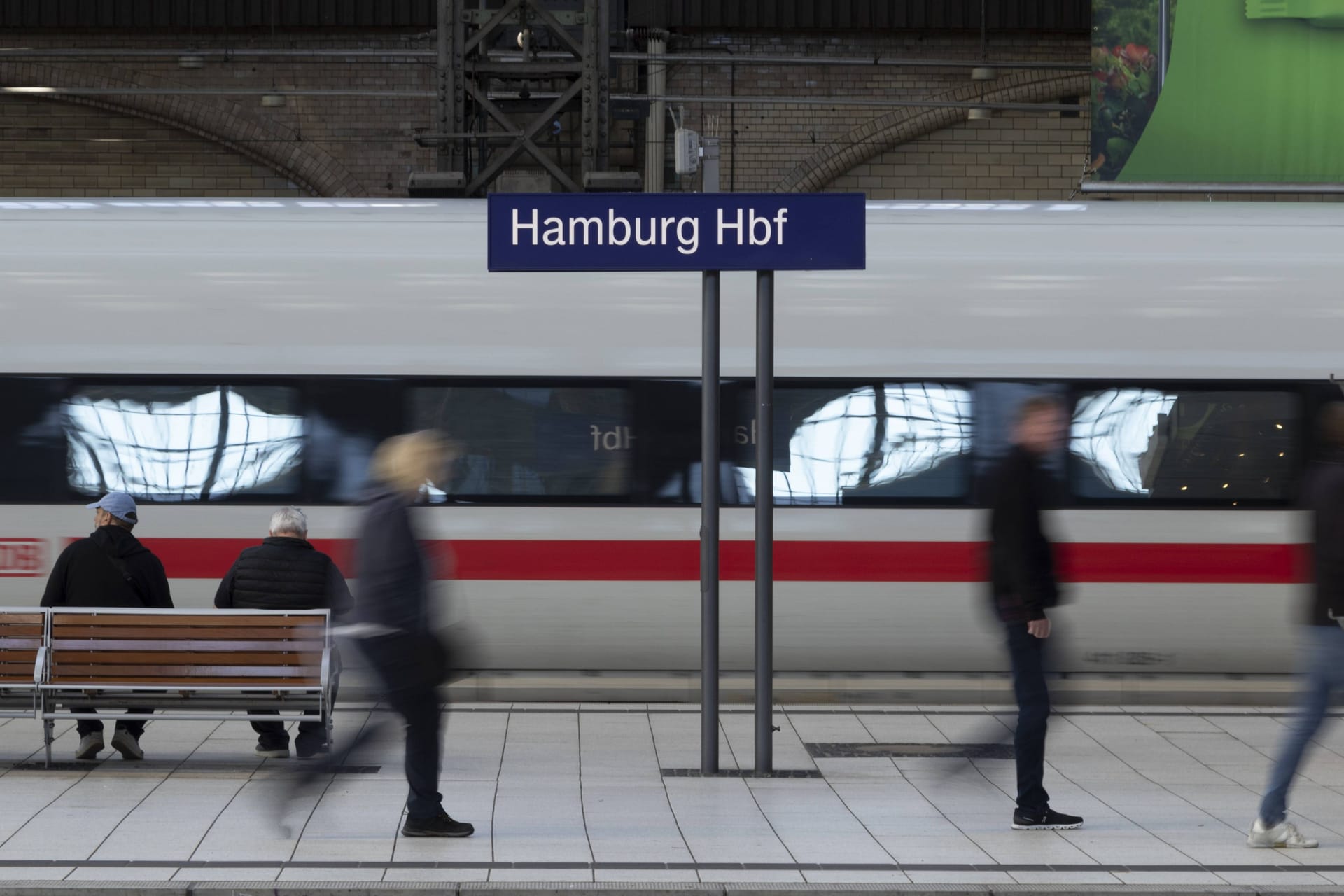 Ein ICE im Hauptbahnhof in Hamburg (Symbolfoto): Ab dem Fahrplanwechsel Mitte Dezember bietet die Deutsche Bahn mehr internationale Zugfahrten an.