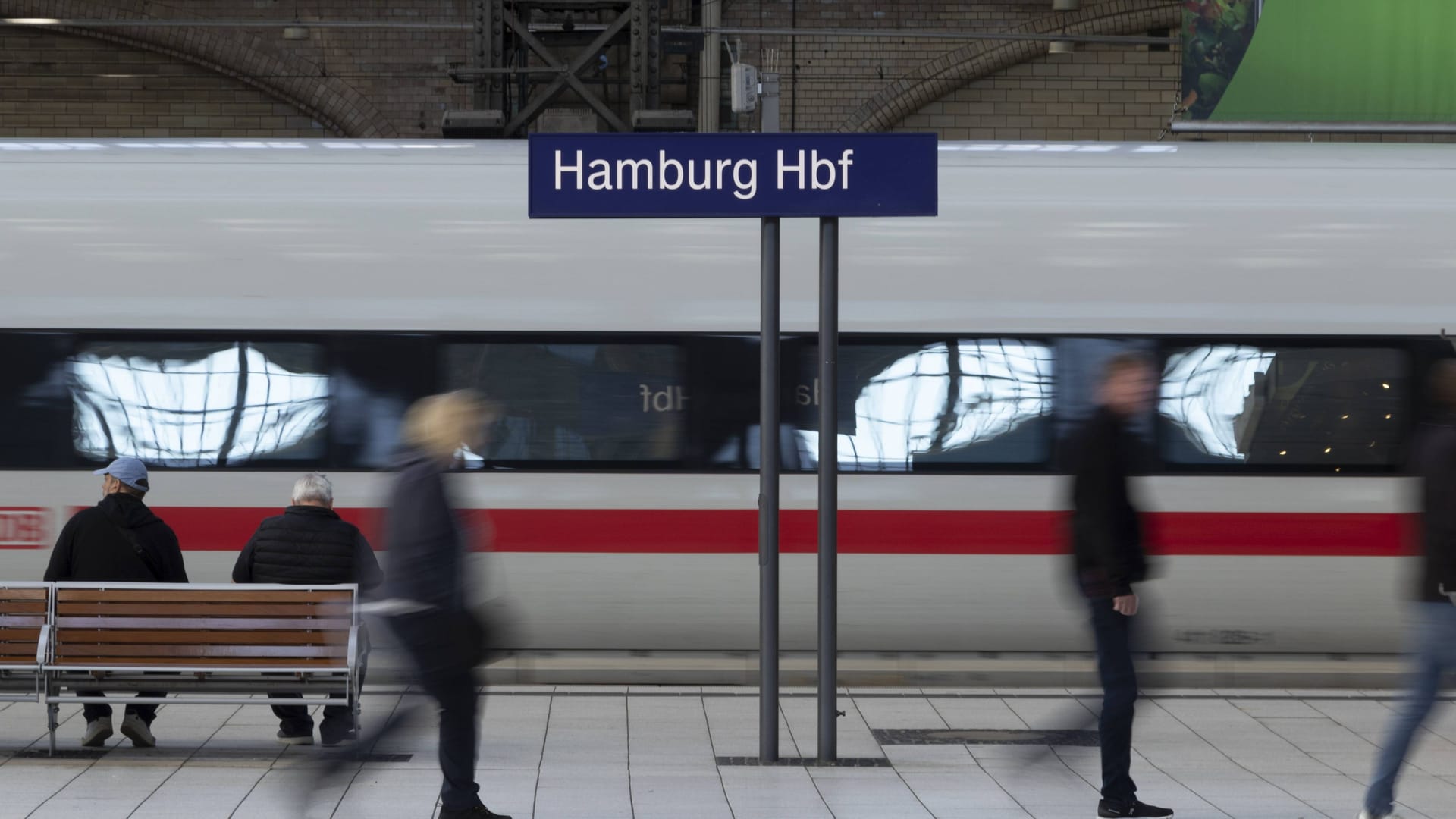 Ein ICE im Hauptbahnhof in Hamburg (Symbolfoto): Ab dem Fahrplanwechsel Mitte Dezember bietet die Deutsche Bahn mehr internationale Zugfahrten an.