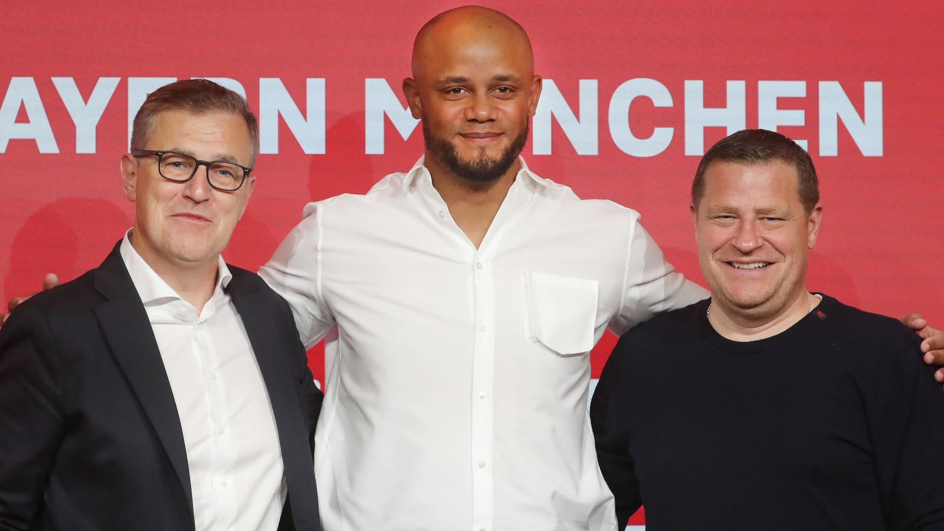 Mai 2024: Vincent Kompany (M.) mit Bayern-Vorstandschef Jan-Christian Dreesen (li.) und Sportvorstand Max Eberl bei seiner offiziellen Vorstellung als neuer Trainer des Rekordmeisters.