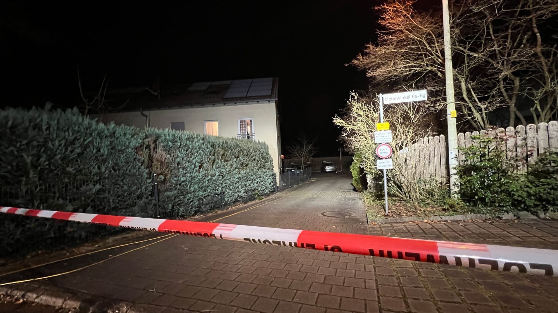 Absperrband der Polizei hängt in der Nähe eines Tatorts. Ein Jugendlicher hat in Rückersdorf im Nürnberger Land seinen Vater getötet.