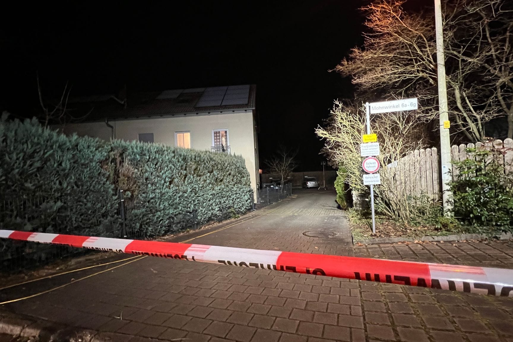 Absperrband der Polizei hängt in der Nähe eines Tatorts. Ein Jugendlicher hat in Rückersdorf im Nürnberger Land seinen Vater getötet.