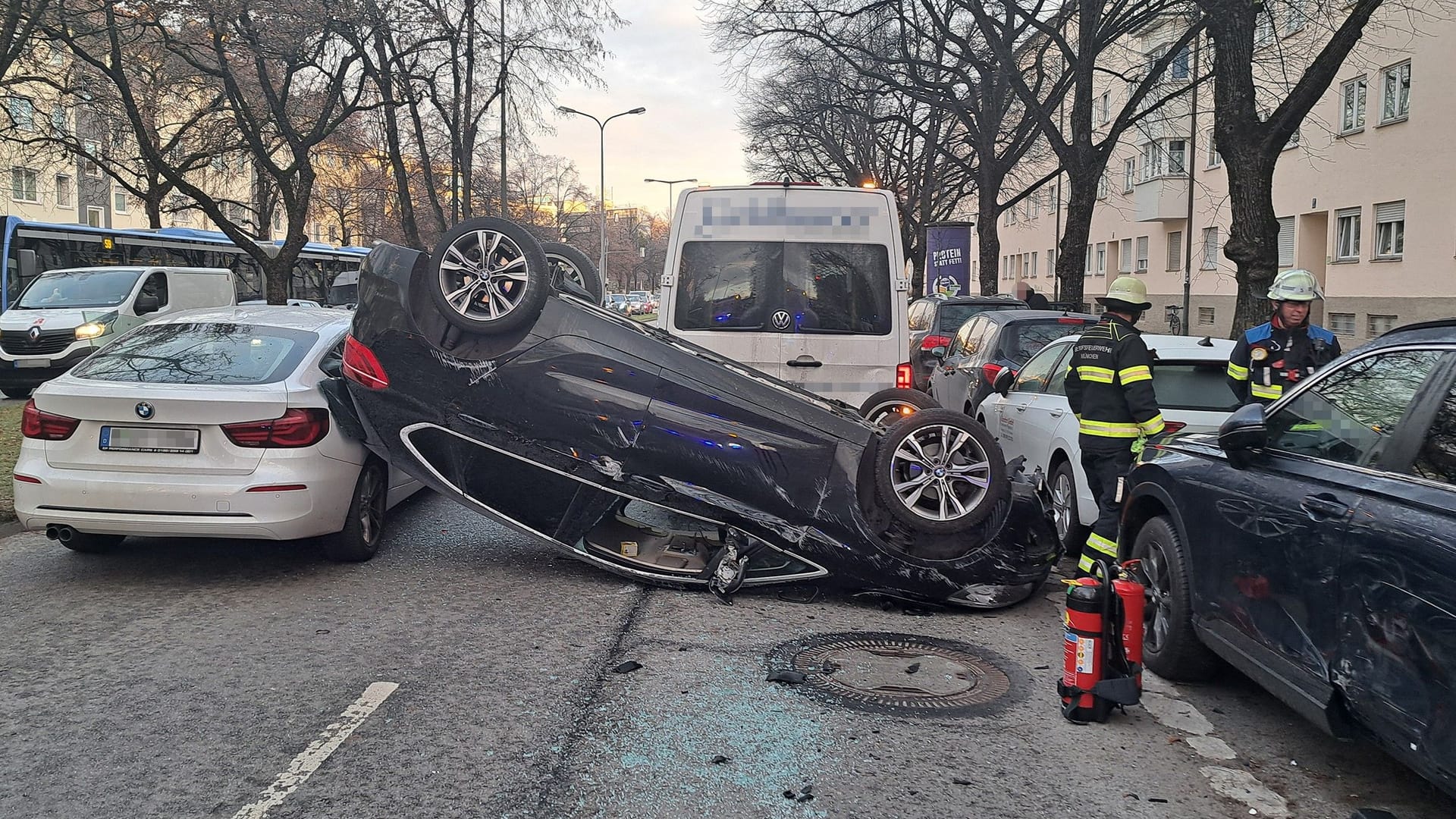 Das Auto des Unfallverursachers liegt auf dem Dach: Der Fahrer konnte sich selbstständig befreien.