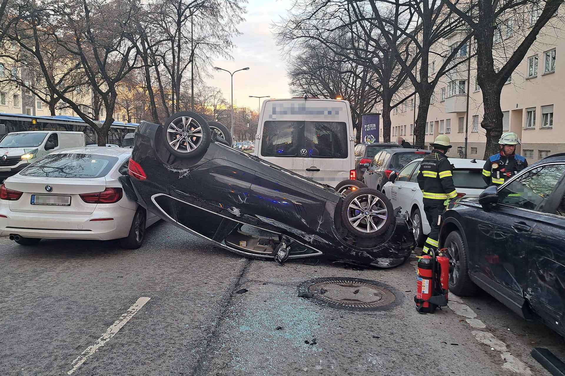 Das Auto des Unfallverursachers liegt auf dem Dach: Der Fahrer konnte sich selbstständig befreien.