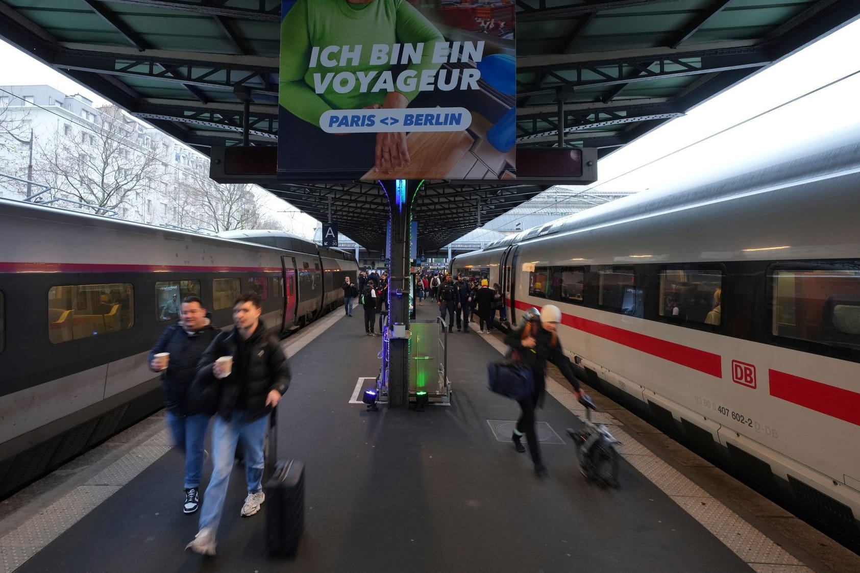 Passagiere am Bahnhof für die neue Direktverbindung Berlin-Paris: Zuvor konnte man die Strecke nur mit einem Nachtzug ohne Umsteigen fahren.