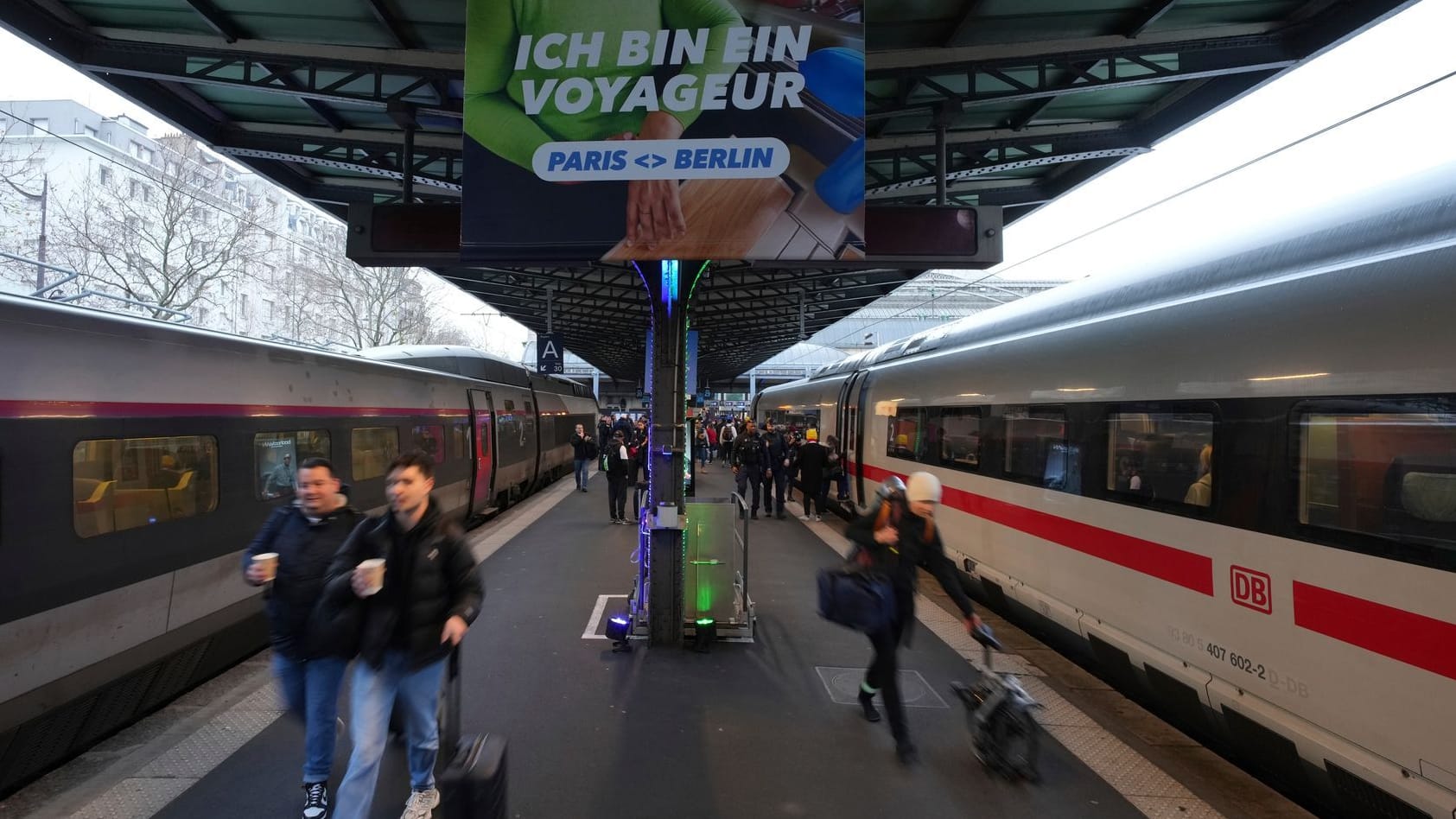 Passagiere am Bahnhof für die neue Direktverbindung Berlin-Paris: Zuvor konnte man die Strecke nur mit einem Nachtzug ohne Umsteigen fahren.