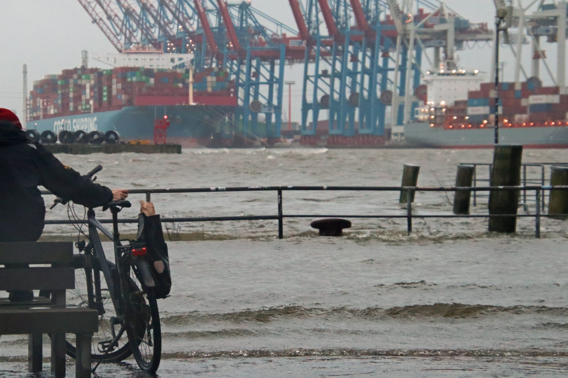 Überspülter Fischmarkt in Hamburg (Archivbild): Am Freitagmorgen wird es aller Wahrscheinlichkeit nach wieder so weit sein.