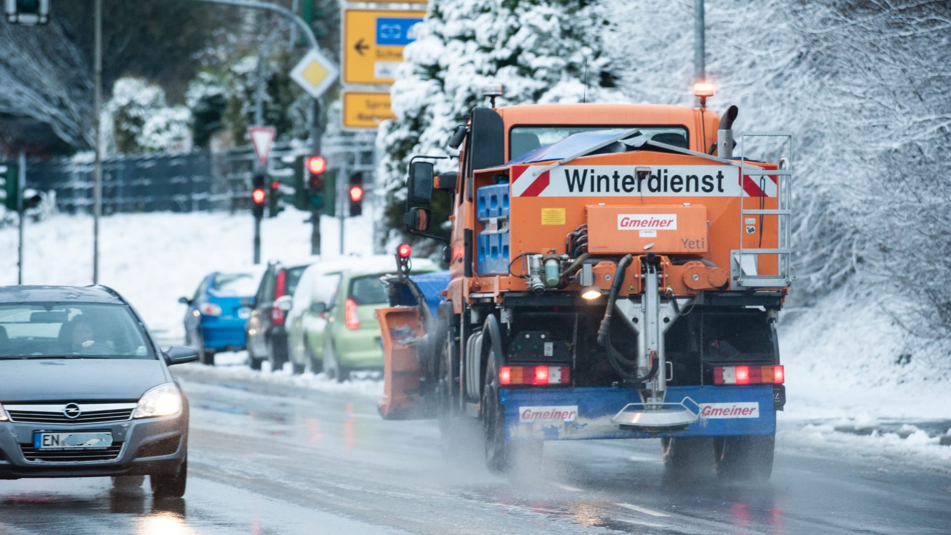 Ein Fahrzeug des Winterräumdienstes befreit die Straße von Eis und Schnee (Symbolbild): In Köln und der Region warnt der Deutsche Wetterdienst (DWD) vor Frost, in der Nacht zu Samstag wird Eisregen erwartet.