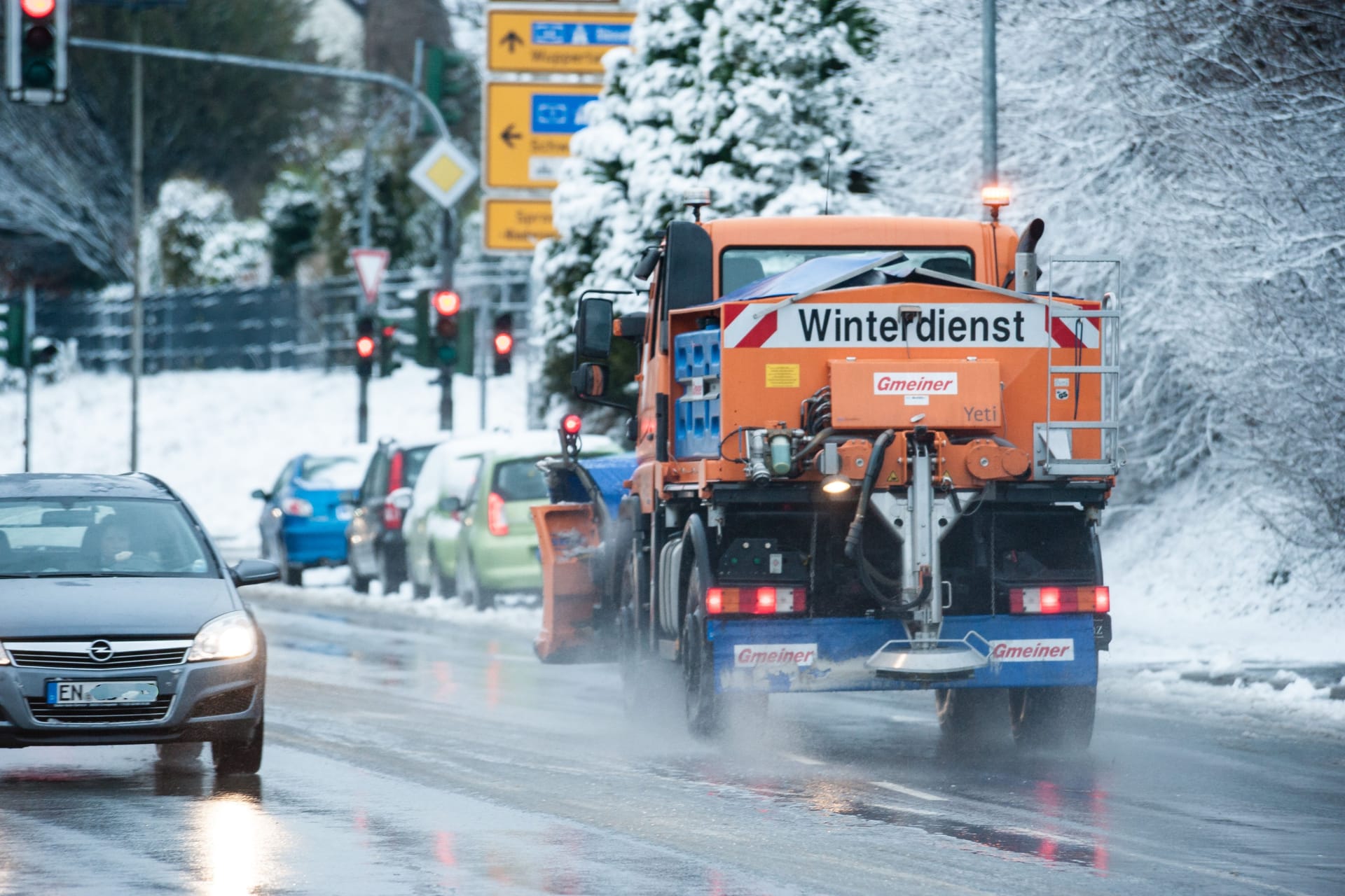 Ein Fahrzeug des Winterräumdienstes befreit die Straße von Eis und Schnee (Symbolbild): In Köln und der Region warnt der Deutsche Wetterdienst (DWD) vor Frost, in der Nacht zu Samstag wird Eisregen erwartet.