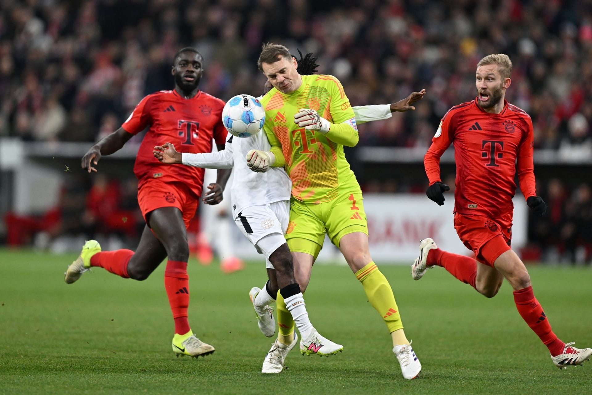 Manuel Neuer: Kam beim Rauslaufen zu spät und sah für seinen Bodycheck an Frimpong Rot (17.). Im 867. Spiel der erste Platzverweis in seiner Karriere. Schwächte seine Mannschaft damit unnötig. Das Pokal-Aus geht damit größtenteils auf seine Kappe. Note 6