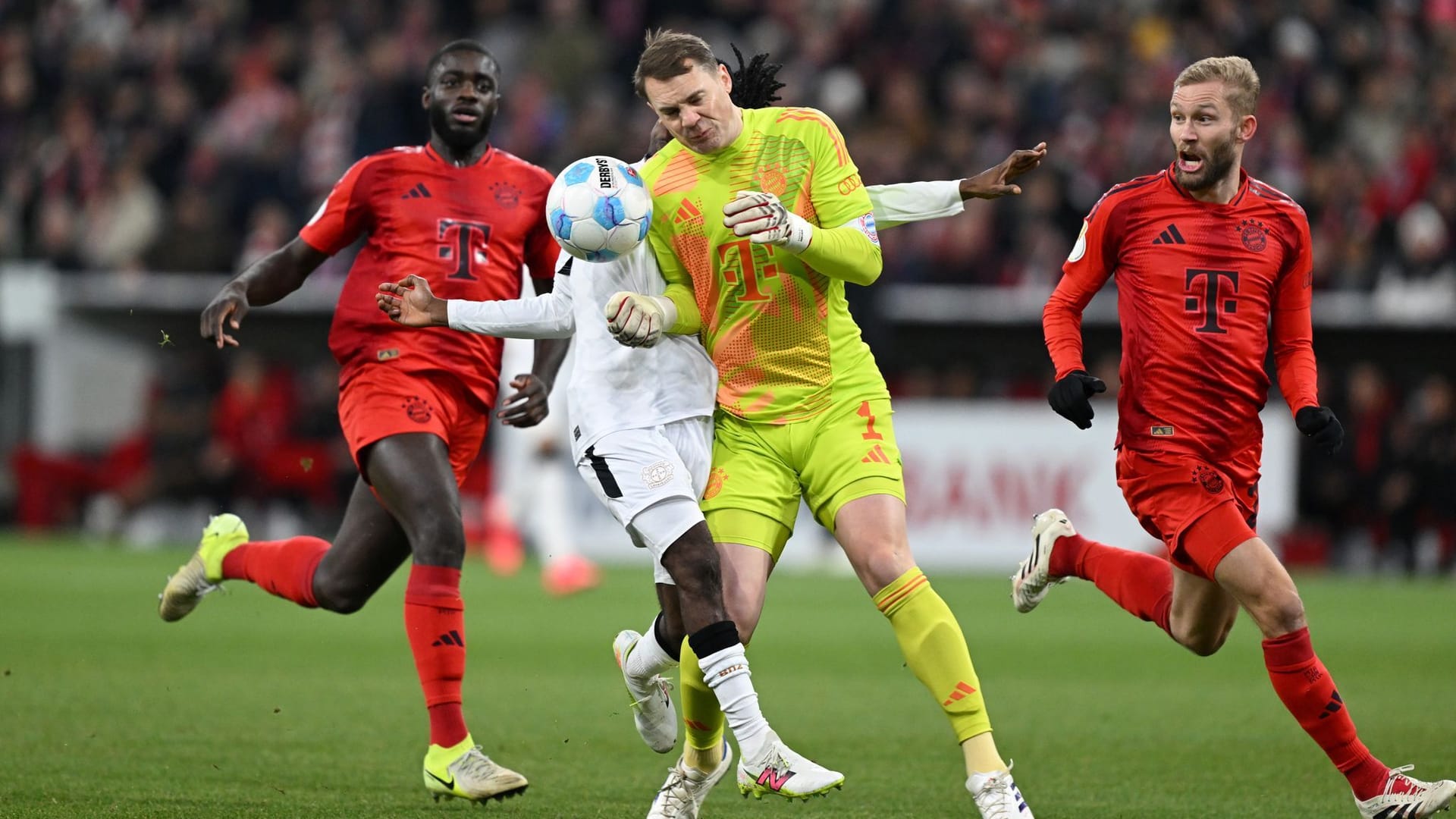 Manuel Neuer: Kam beim Rauslaufen zu spät und sah für seinen Bodycheck an Frimpong Rot (17.). Im 867. Spiel der erste Platzverweis in seiner Karriere. Schwächte seine Mannschaft damit unnötig. Das Pokal-Aus geht damit größtenteils auf seine Kappe. Note 6