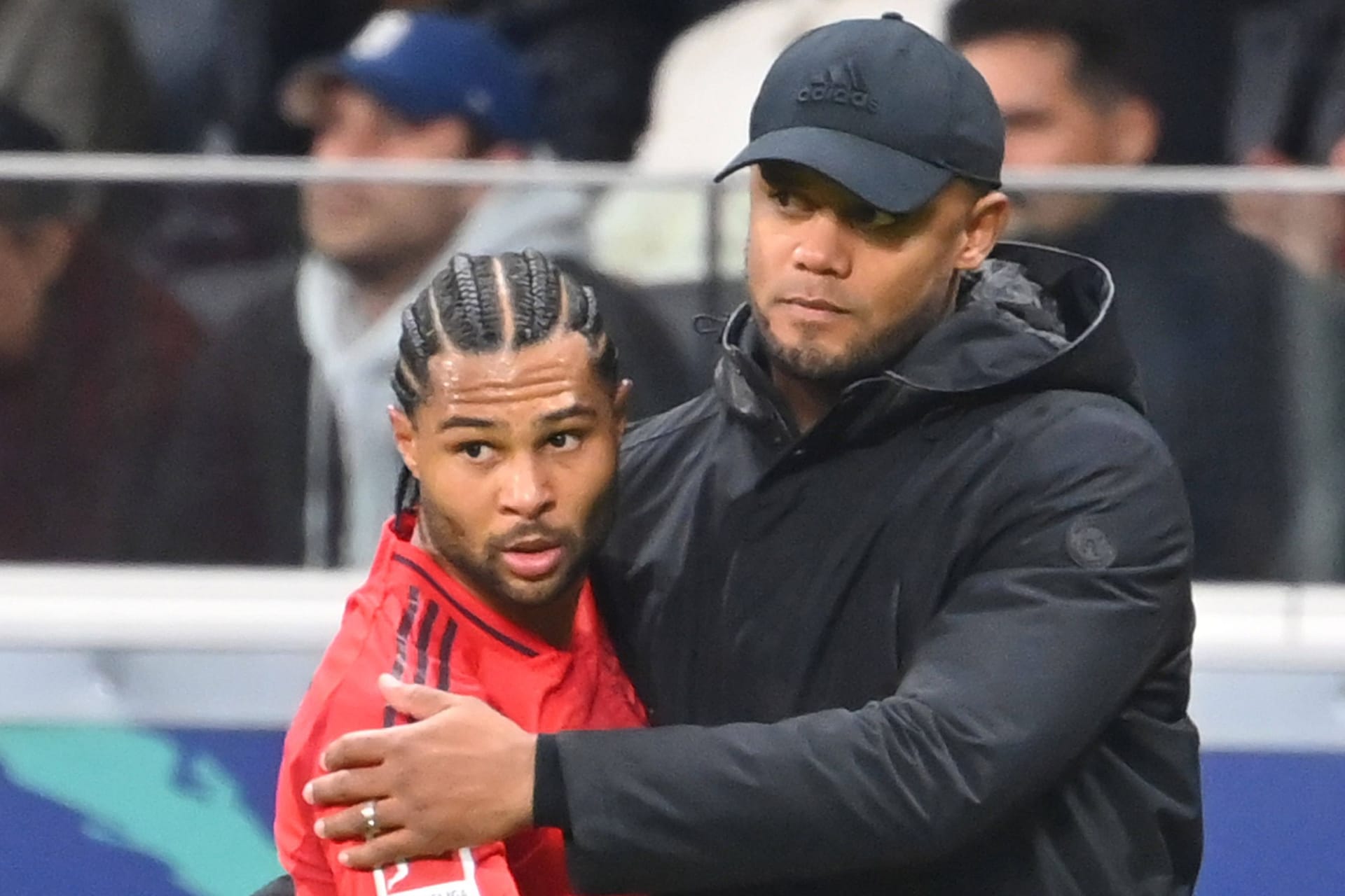 Serge Gnabry (l.) neben Trainer Vincent Kompany.