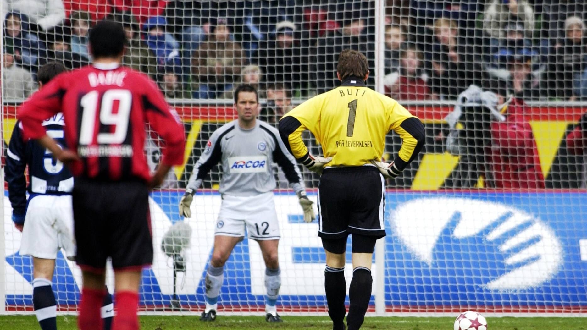 Häufiges Bild: Hans Jörg Butt (gelbes Trikot) tritt in der Bundesliga zum Elfmeter an.