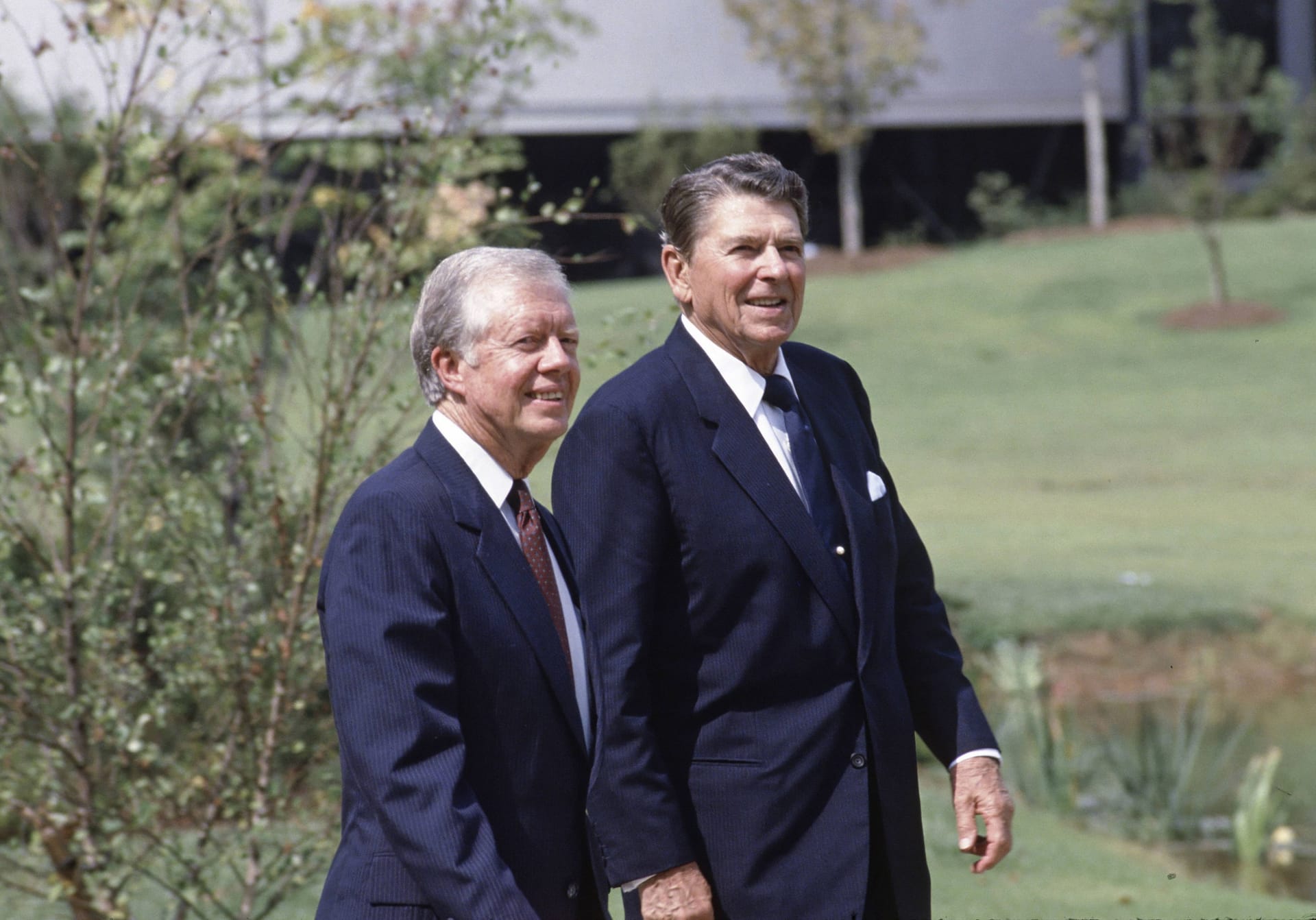 Jimmy Carter (l.) und Ronald Reagan.