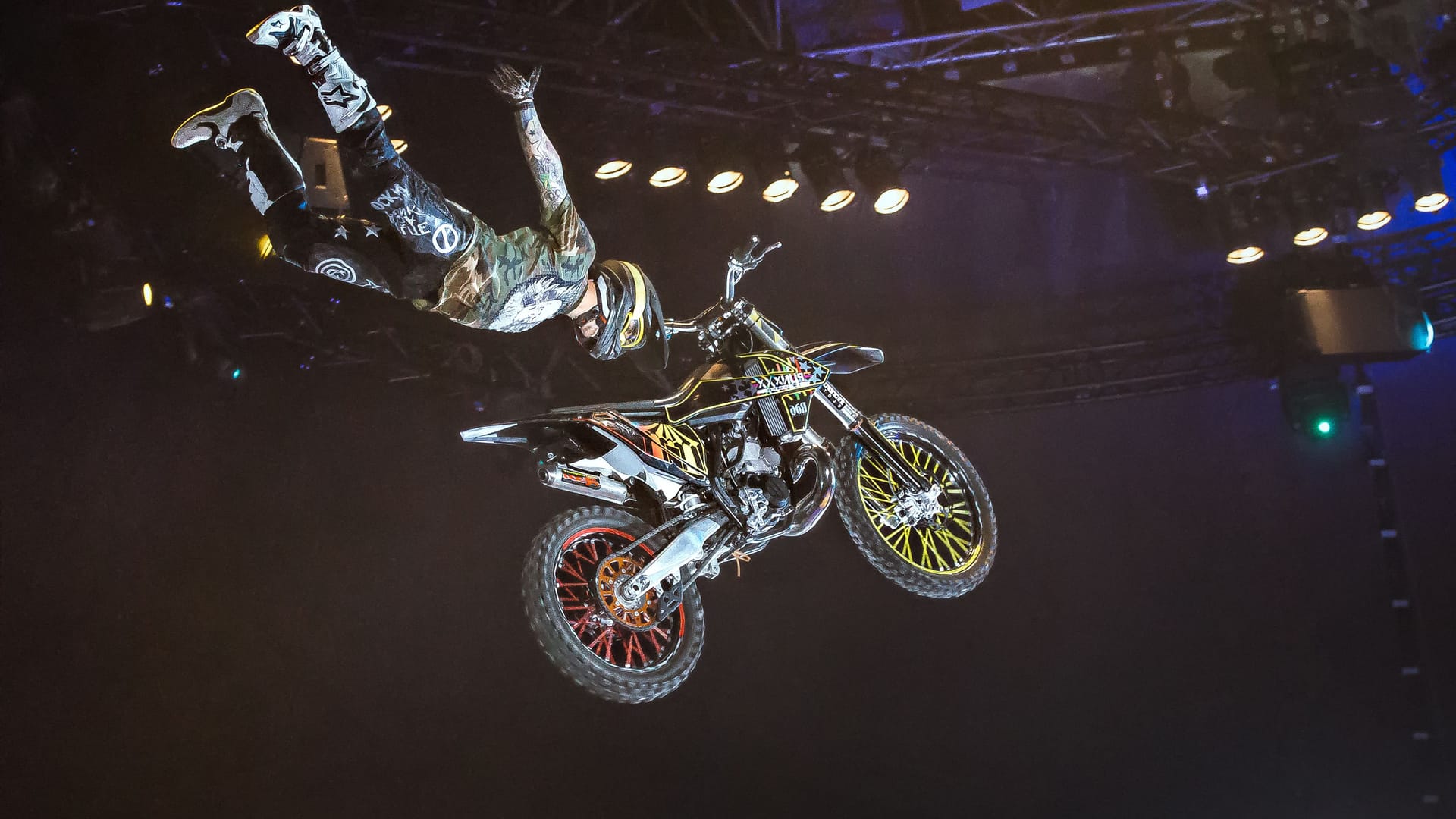 Die Mad Flying Bikes in der Weihnachtsshow des Flic Flac in Dortmund: Aus einem Seiteneingang heraus springen die Motorräder durch die Luft.