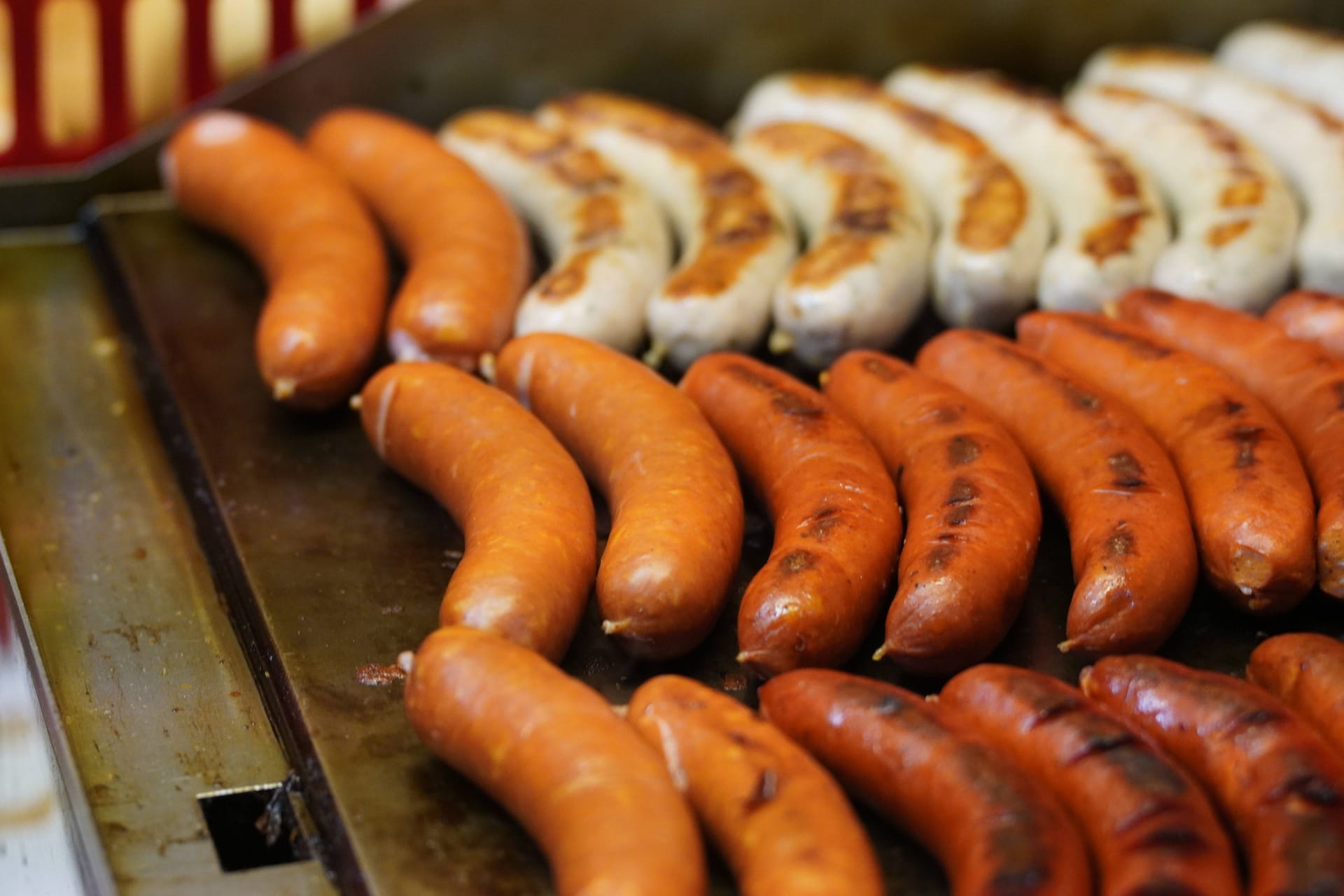 Bratwurst auf einem Grill (Symbolbild): In "Jörg Bulettenschmiede" wird viel Fleisch angeboten – aber nicht nur.