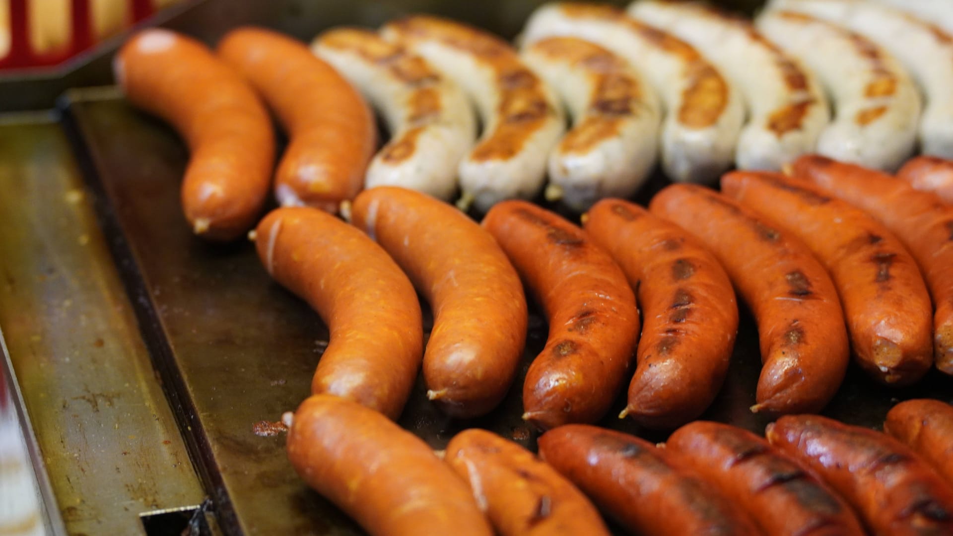 Bratwurst auf einem Grill (Symbolbild): In "Jörg Bulettenschmiede" wird viel Fleisch angeboten – aber nicht nur.