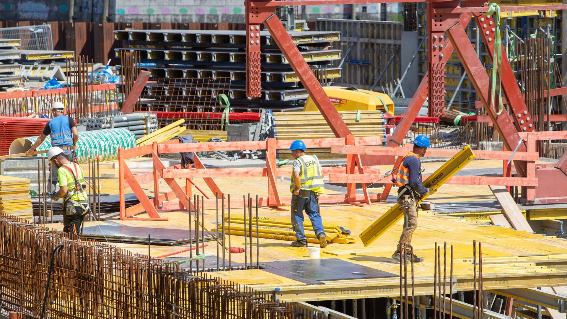 Foto von der Baustelle des Elbtowers in der Hafencity: Im Mai 2023 wurde hier noch fleißig gearbeitet.