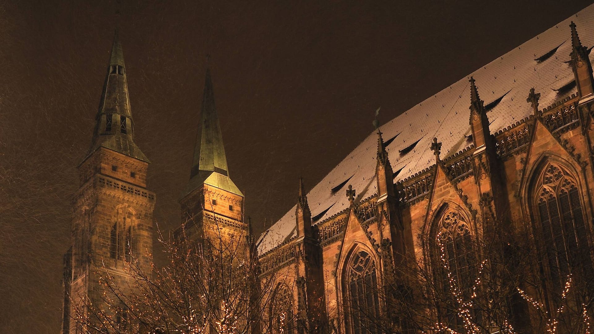 Die Nürnberger Sebalduskirche bei Nacht (Archivbild). Dort fanden Dreharbeiten für einen neuen Hollywood-Film statt.
