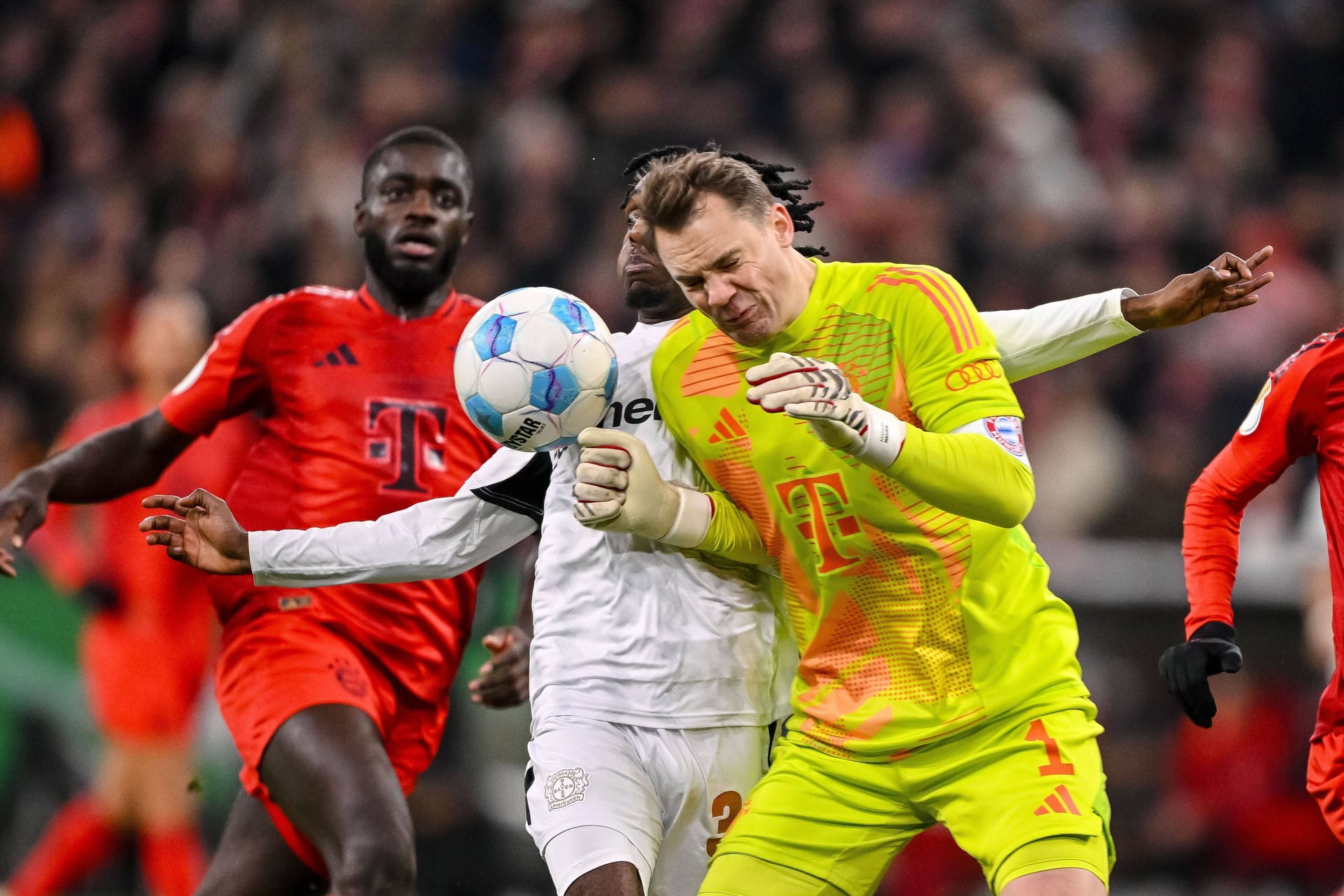 Manuel Neuer erhielt wegen seiner Gladiatorenkollision im Pokalspiel gegen Leverkusen eine Rote Karte.