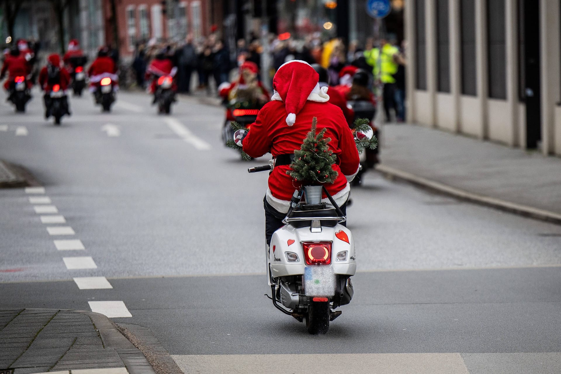 Weihnachtsmann auf einem Moped (Symbolbild): Der Verdächtige in Sachsen hatte an seinem Fahrzeug kein Kennzeichen angebracht.